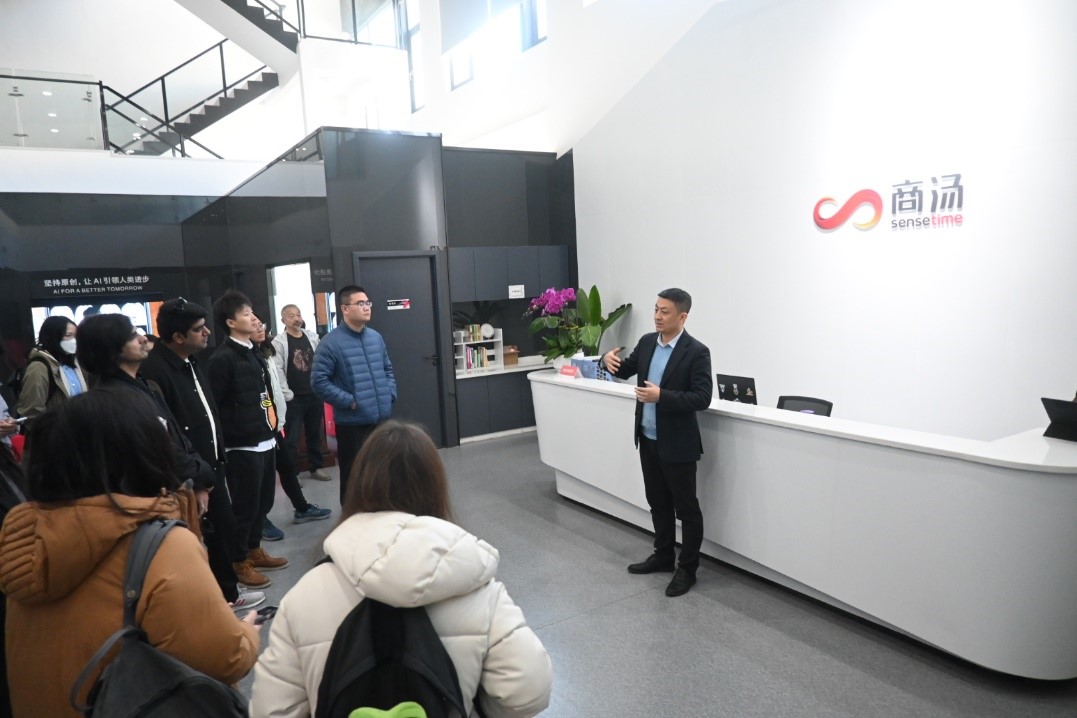 20231117-发现中国智慧,洞察中国发展——2023年如意页面在线登录“洞察中国”全球胜任力社会实践纪实-“洞察中国”陕西实践支队-“洞察中国”陕西实践支队在西安商汤智能科技有限公司参观.jpg