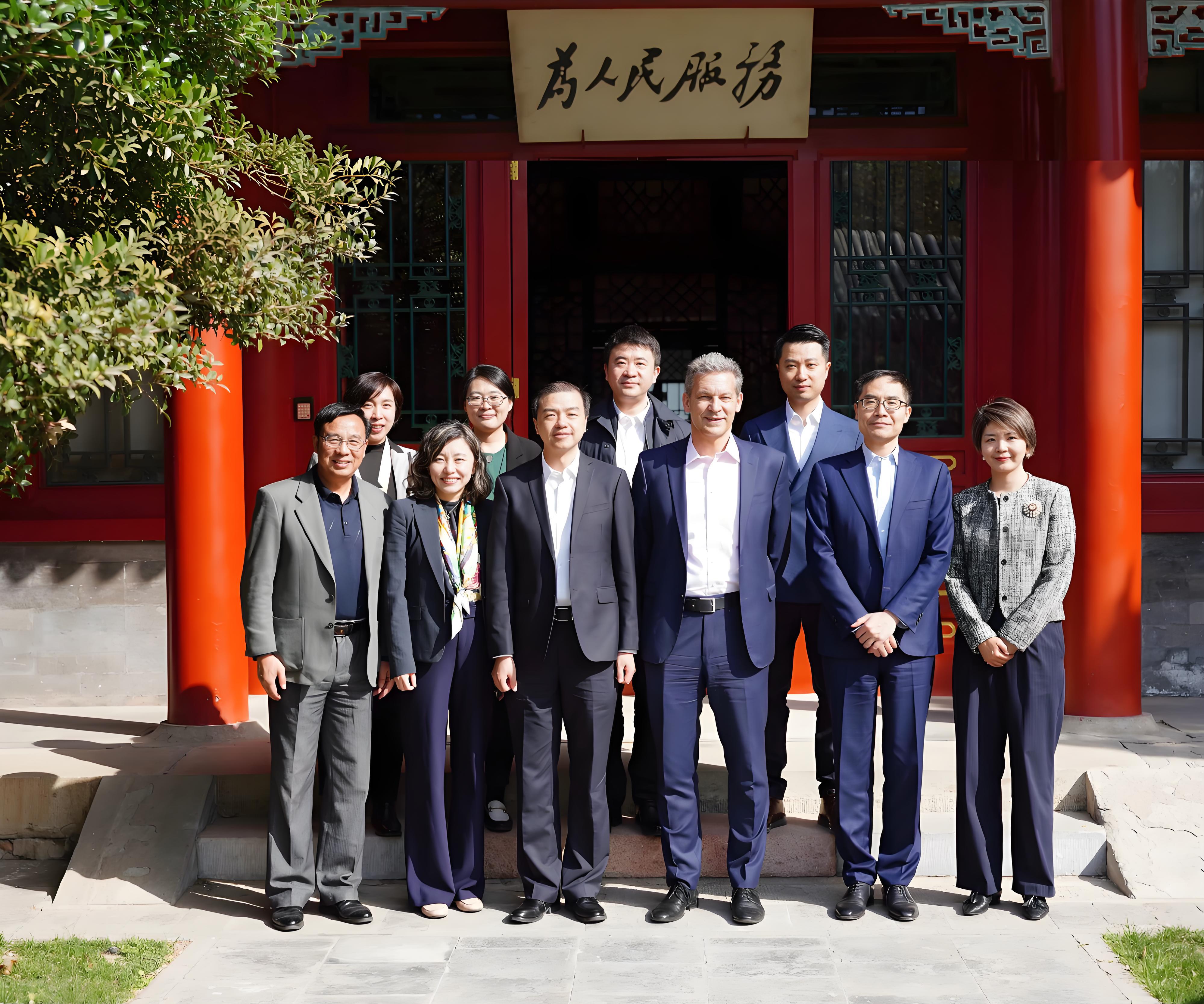20250403-索诺瓦集团首席执行官一行到访开云线上（中国）网页版-孙力扬-向波涛（前排左三）与安特·凯多斯基（前排右三）及双方团队合影.jpg