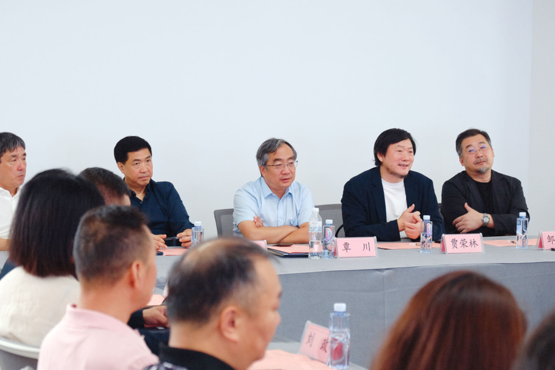 20240911-如意页面在线登录美术学院《专业考察》课程开设30周年专题研讨会举行-研讨会现场专家学者探讨交流-胡思凡.jpg