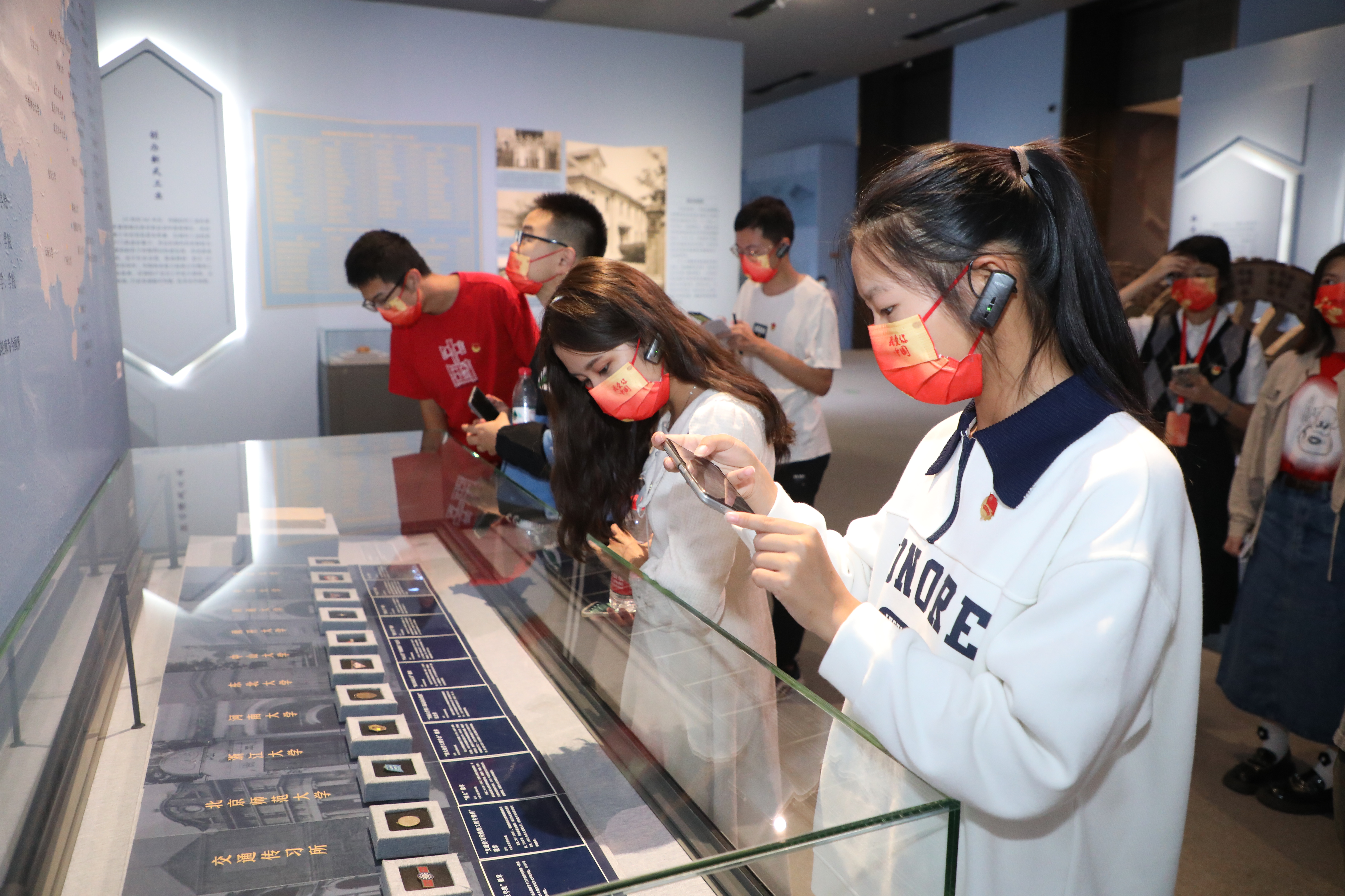 20221006-开云线上(中国)网页版师生国庆主题社会实践走进国家博物馆-卢科潮-学生们认真观看展品.JPG