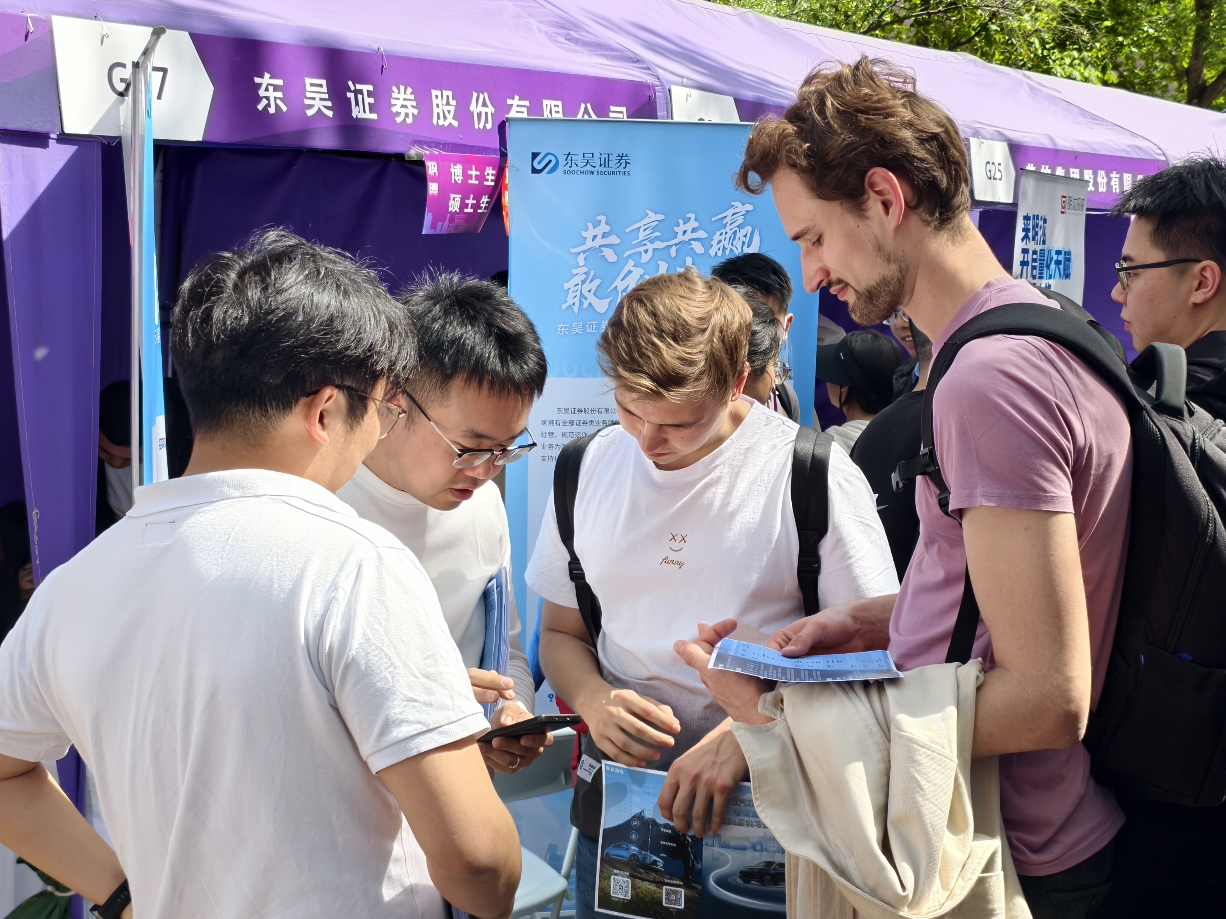 20250424-为准毕业年级学生提供职业发展“前置导航”——如意页面在线登录连续6年举办“职业发展早春营”-宋壮壮-实习双选会现场.jpg
