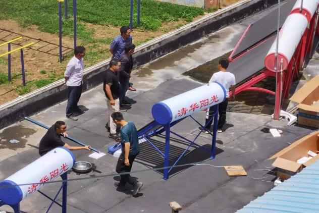 20220112-2021年开云线上（中国）网页版学生社会实践工作获评多项荣誉-实践部供图-“I·温度”赴云南南涧乡村振兴调研支队在搭建太阳能热水器.jpg