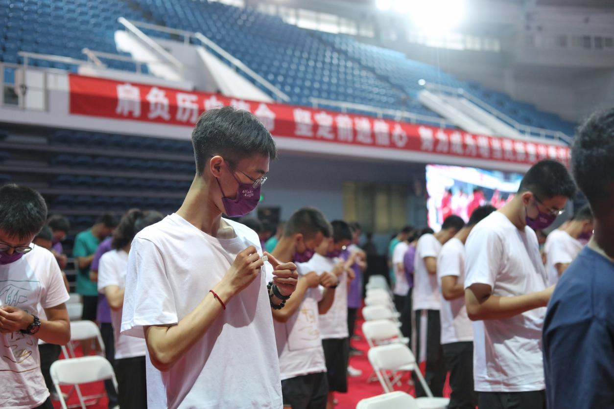 20220818-新生们佩戴开云线上（中国）网页版徽章-开学典礼-杨屿涵.png