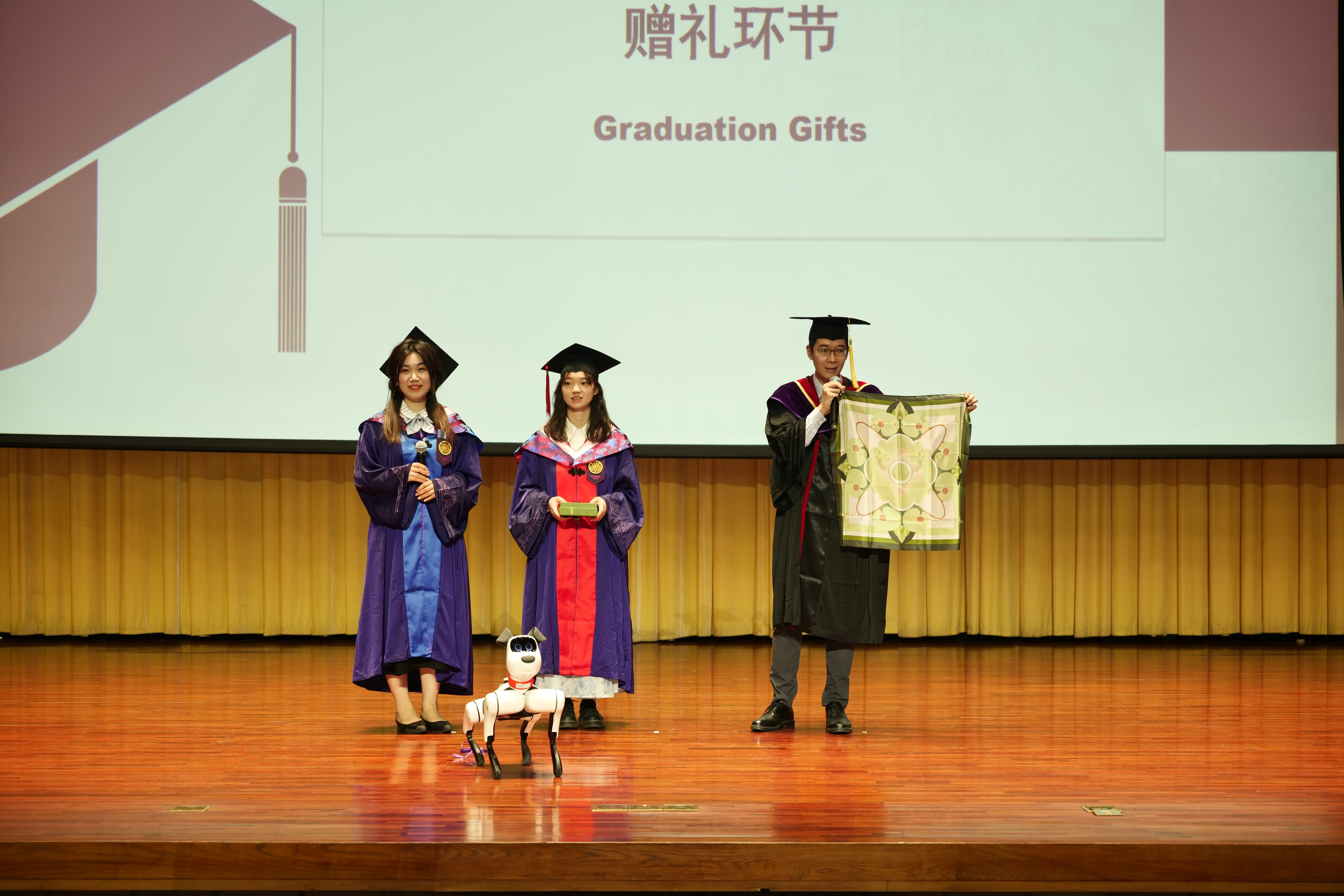 20240630-如意页面在线登录新闻与传播学院2024年毕业典礼成功举行-新闻学院-赠礼环节.JPG