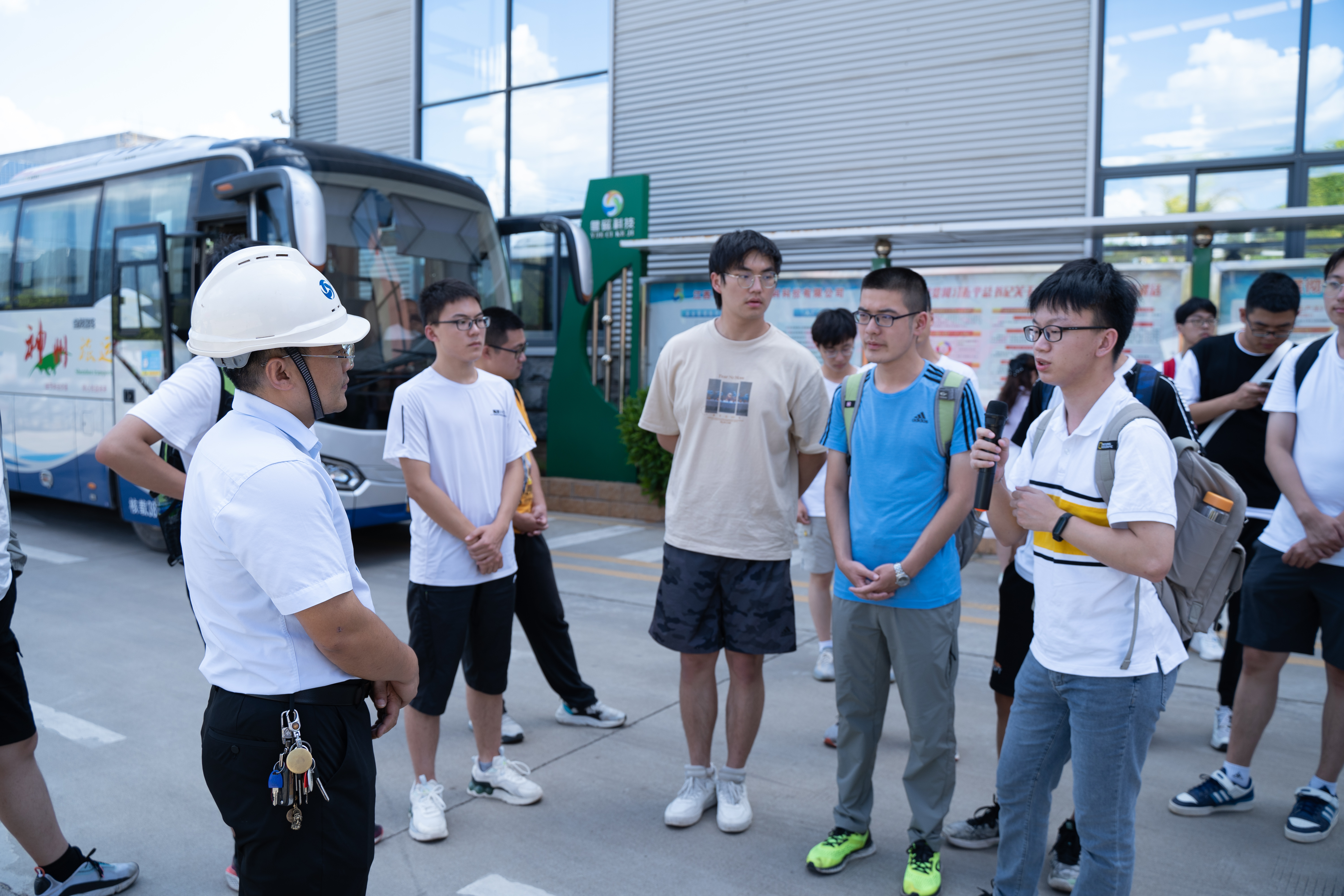 20220808-0814-开云线上（中国）网页版“林枫计划”师生赴江西赣县区调研实践-桂雨谦摄-支队师生与江西粤磁稀土新材料科技有限公司相关负责人交流.jpg