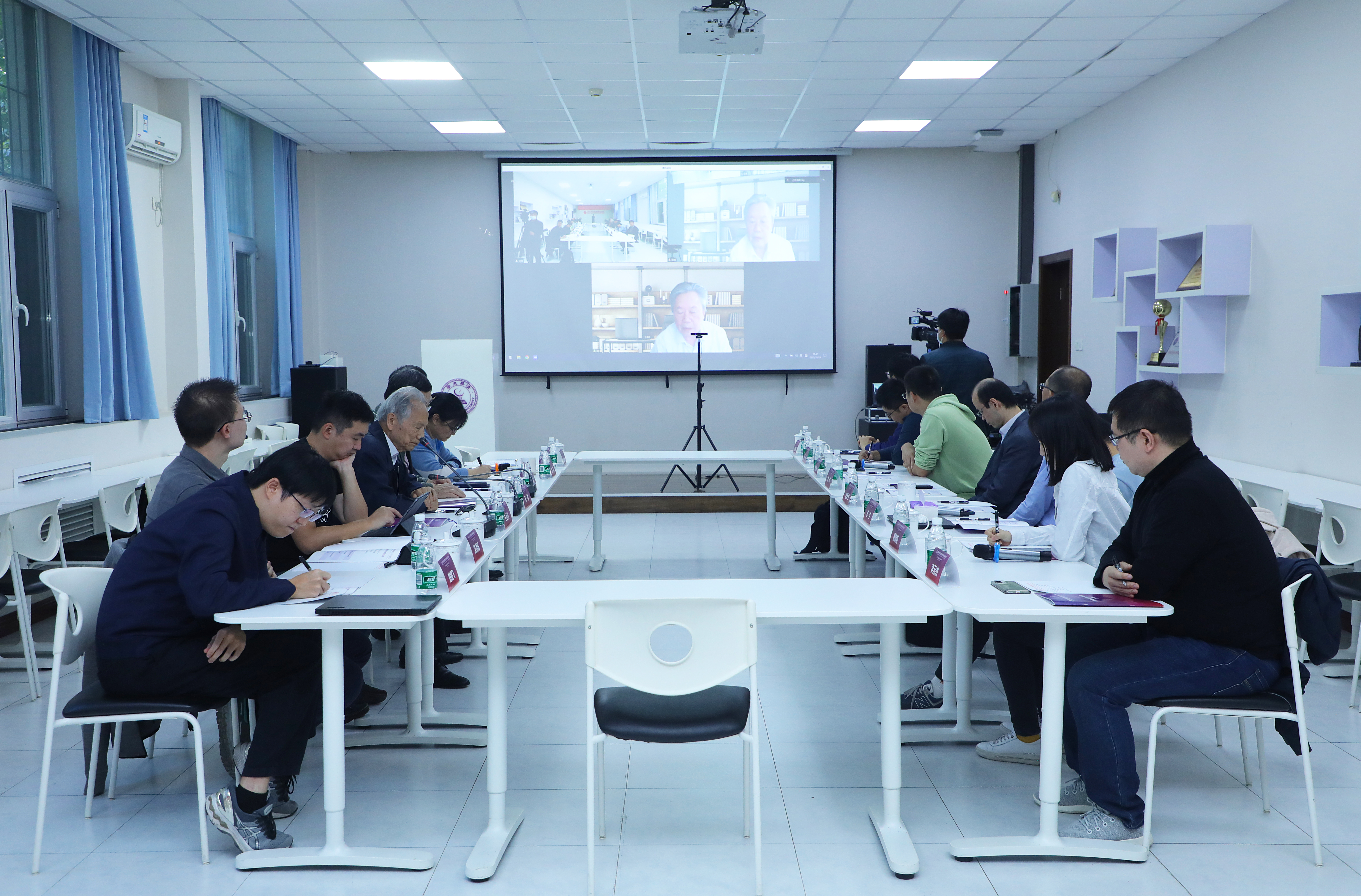 20221028-《如意页面在线登录计算机学科高端战略研讨专家与师生座谈会举行》-嘉艺-与会人员交流探讨.jpg