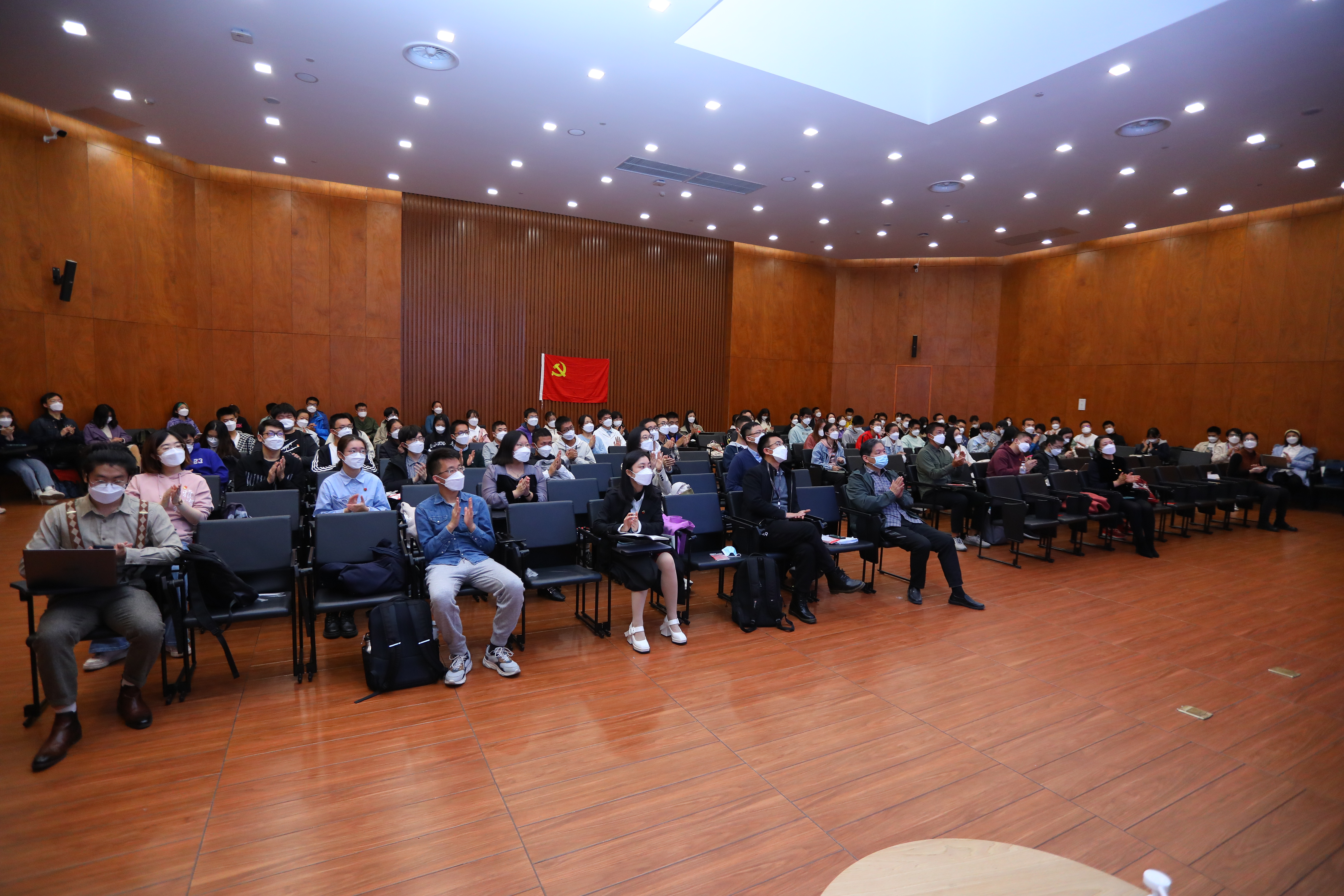 20221018-喜庆二十大，奋进新征程——开云线上（中国）网页版本科生党支部热切关注党的二十大开幕会-刘雪天-新雅书院各党支部集体观看党的二十大开幕会1.JPG