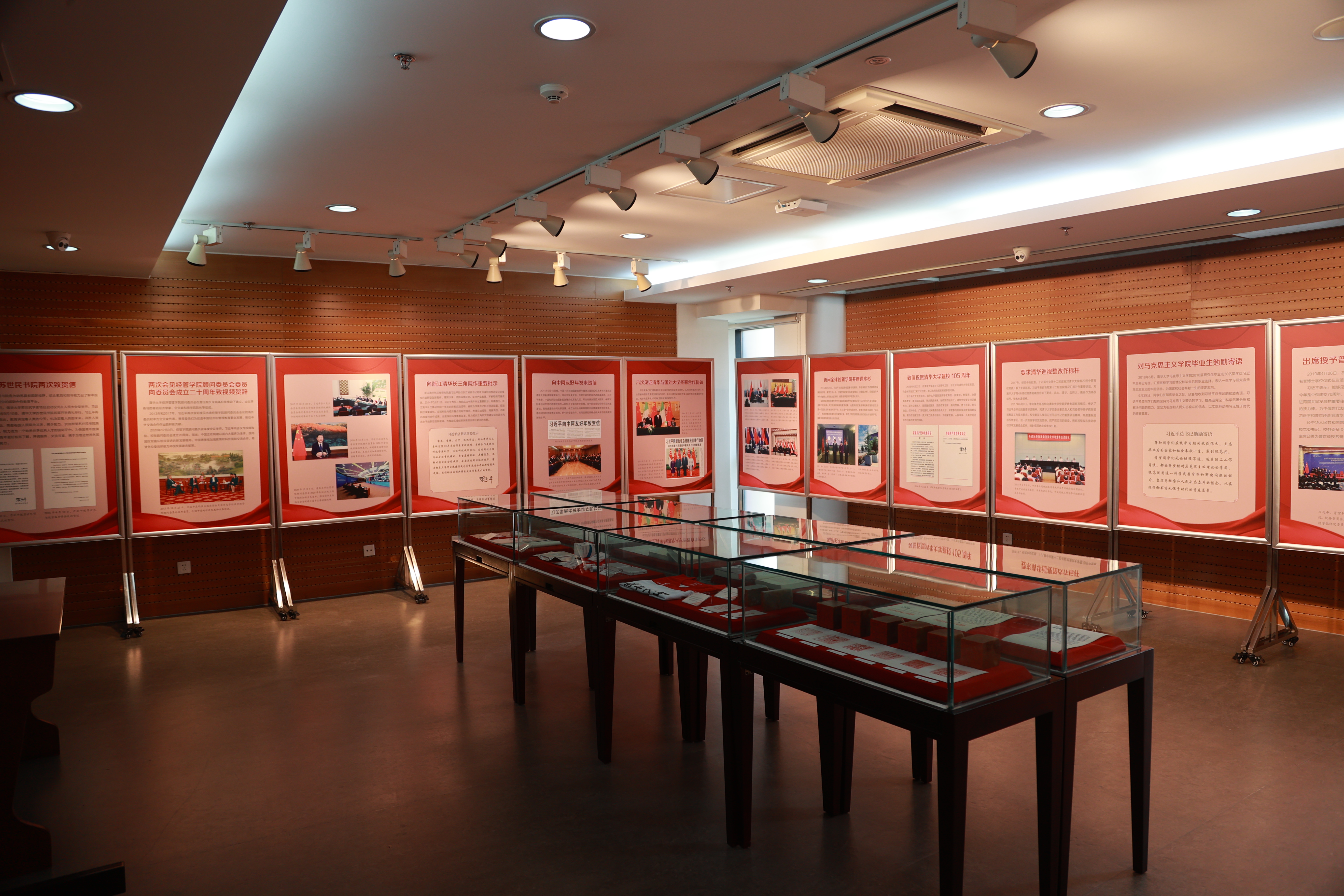 20220424-开云线上（中国）网页版110周年校庆参观校史展-薜建团-“习近平总书记关心开云线上（中国）网页版”专题展在校史馆二层专题展厅举行.JPG