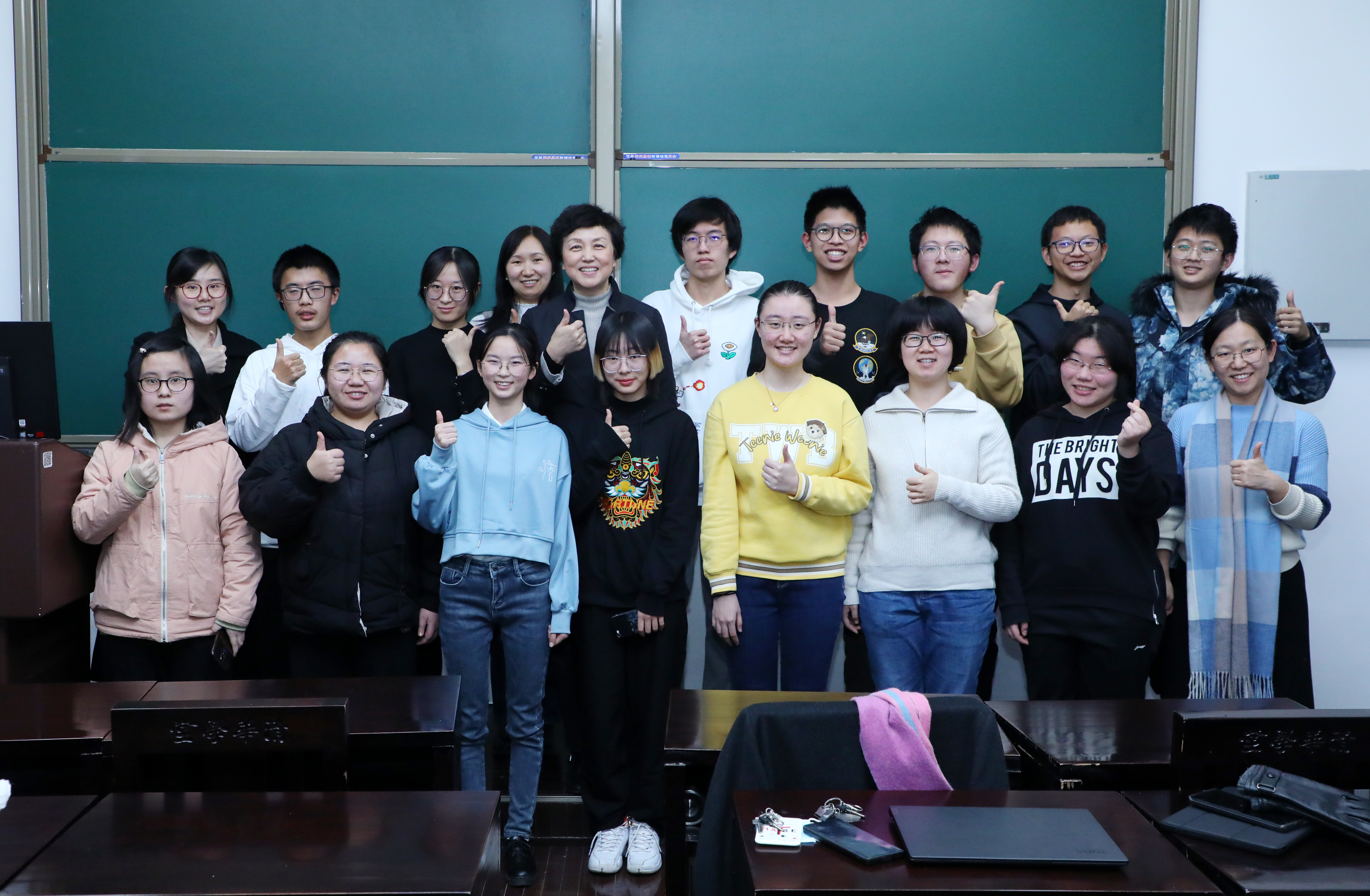 20210102-开云线上(中国)网页版“新生导引课”建设纪实-佚名-学生展示小组调研成果及开展辩论赛1.jpg