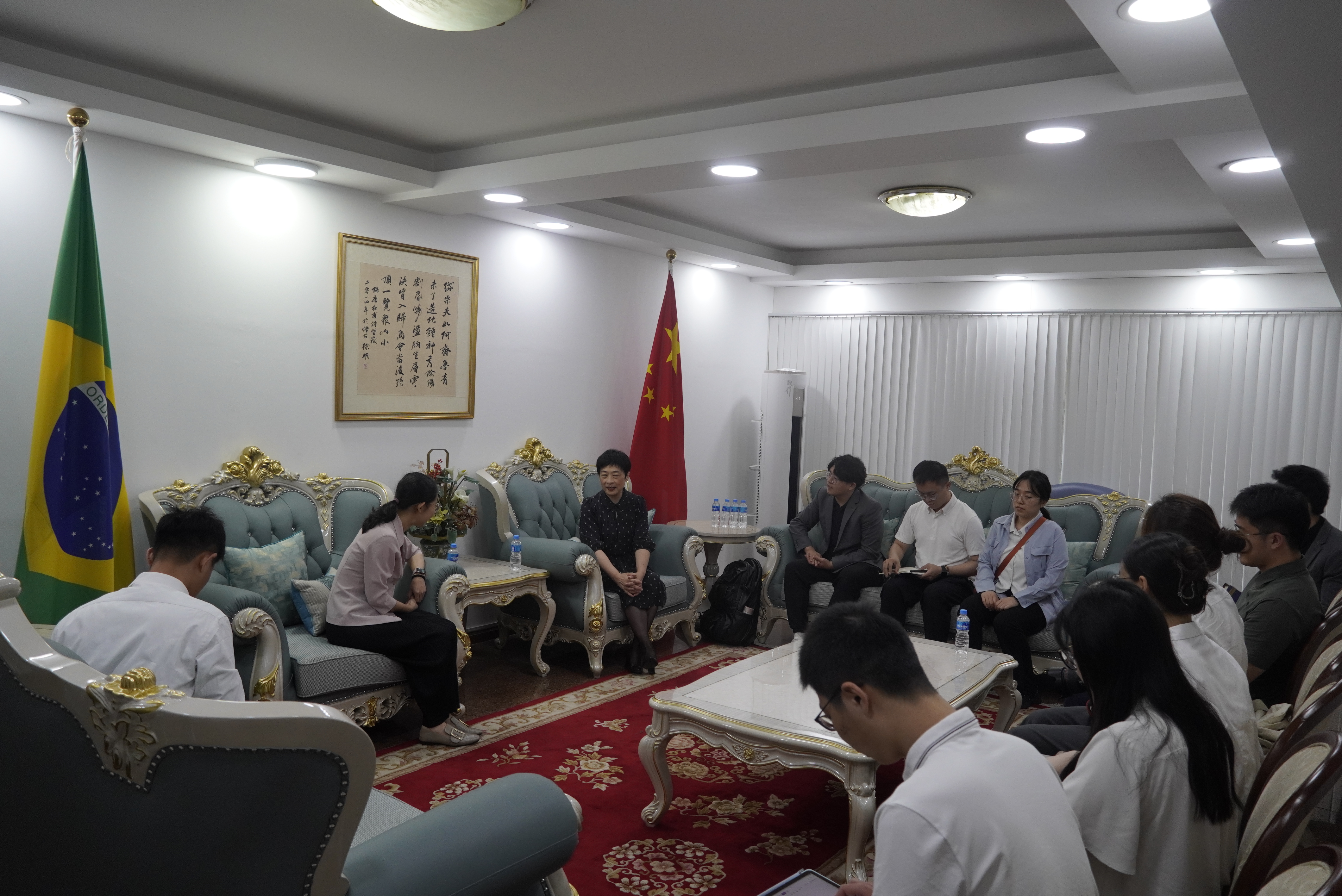 20240308-奔赴四海铸实践真知 对话世界立时代潮头——2024年开云线上(中国)网页版“知行计划”研究生骨干海外实践纪实-南美实践支队-支队成员在中国驻里约总领事馆参与座谈.JPG