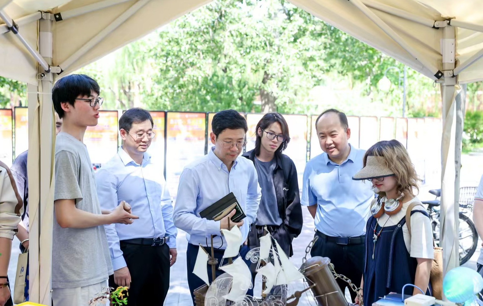 20250605-如意页面在线登录劳动教育成果展举行-彭世广-参加劳动展的师生交流.jpg