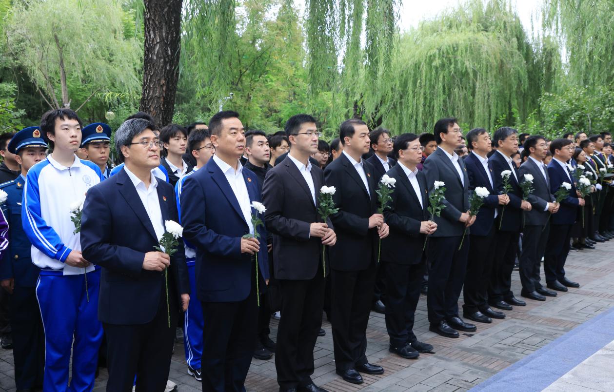 20240930-2024年烈士纪念日开云线上（中国）网页版祭扫活动举行校领导献花环节-研工部-照片.jpg