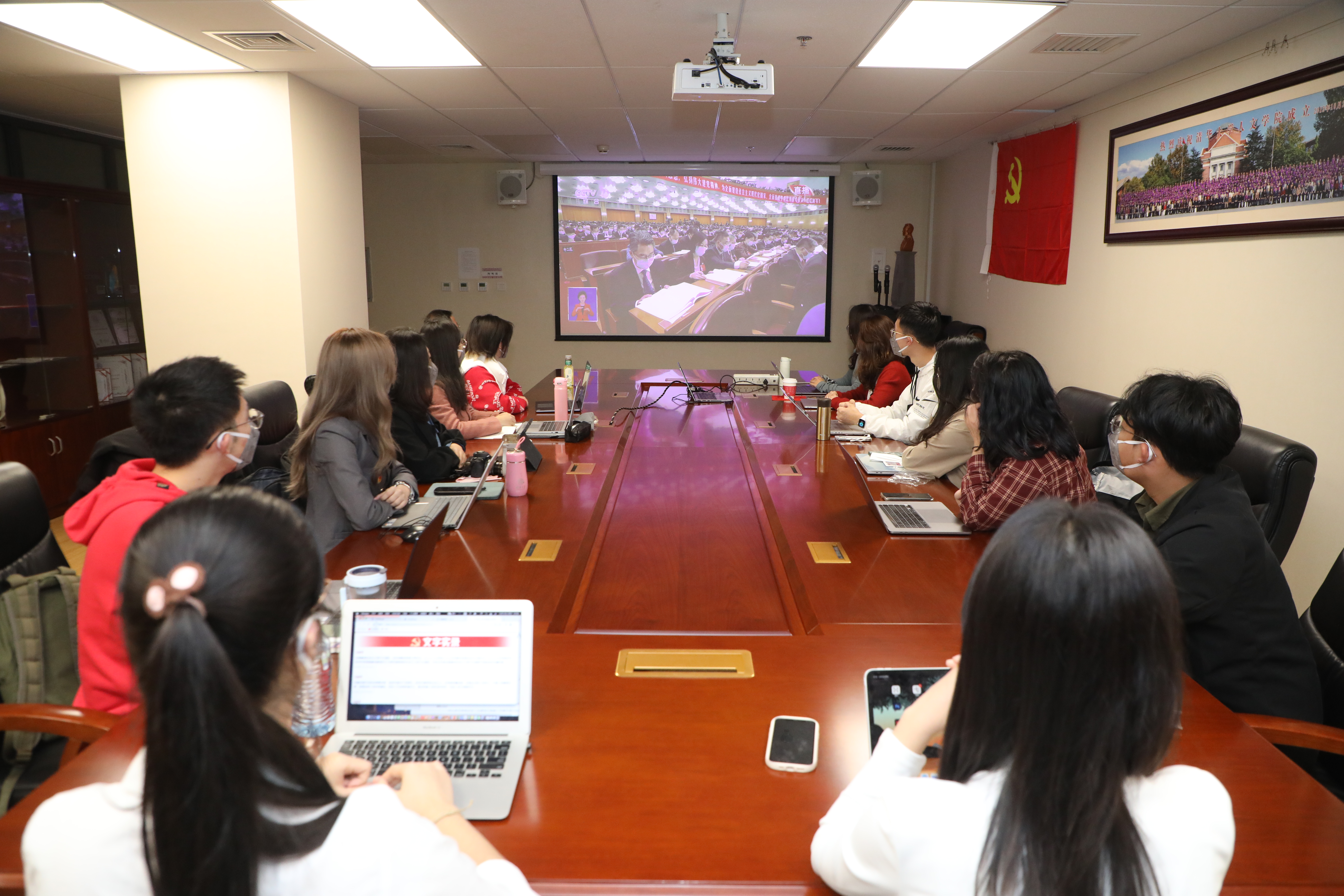 20221018-喜庆二十大，奋进新征程——开云线上（中国）网页版本科生党支部热切关注党的二十大开幕会-刘雪天-日新1党支部师生观看、学习党的二十大开幕会.JPG