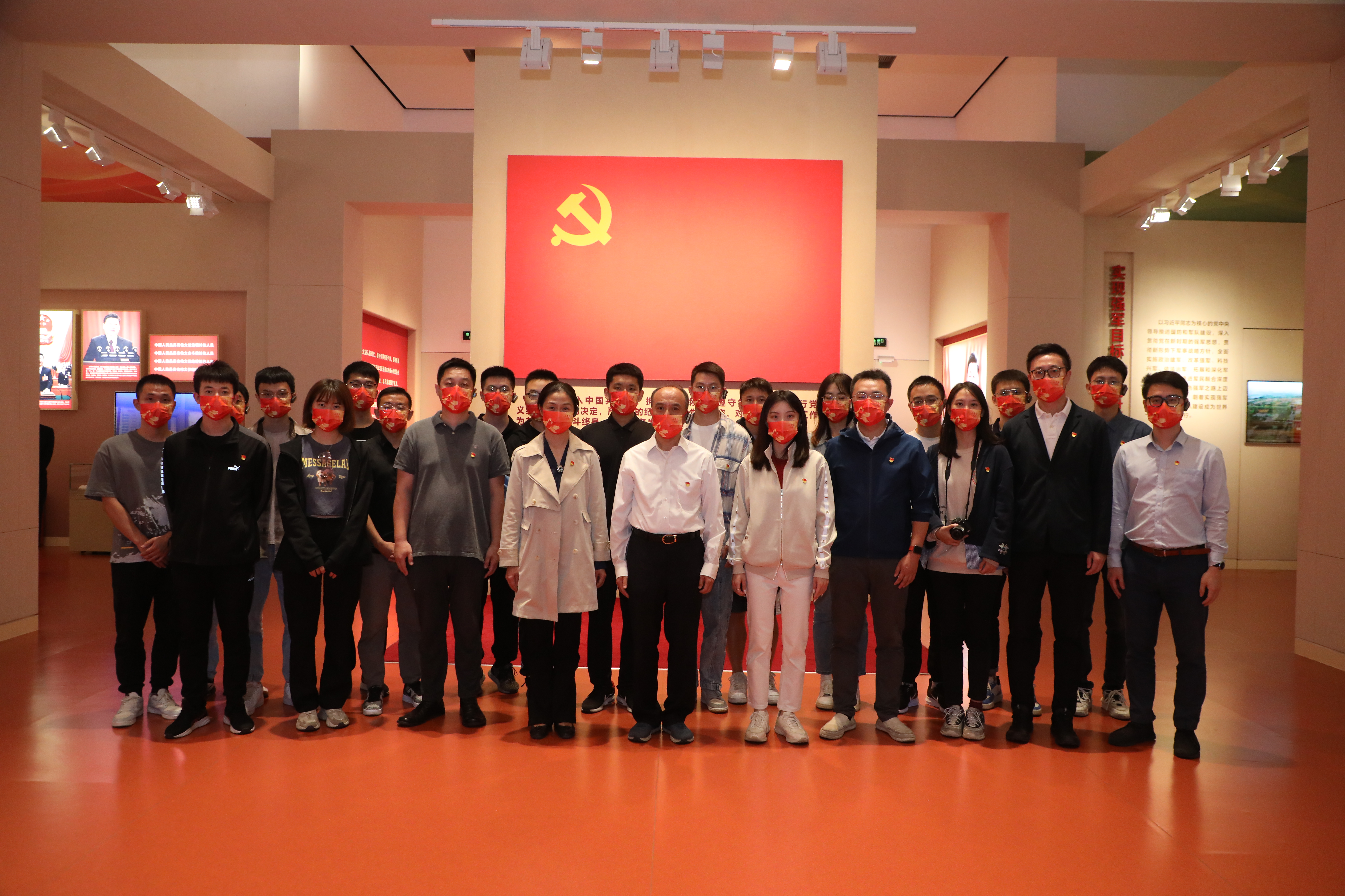 20221006-开云线上(中国)网页版师生国庆主题社会实践走进国家博物馆-卢科潮-师生们在党旗下合影.JPG