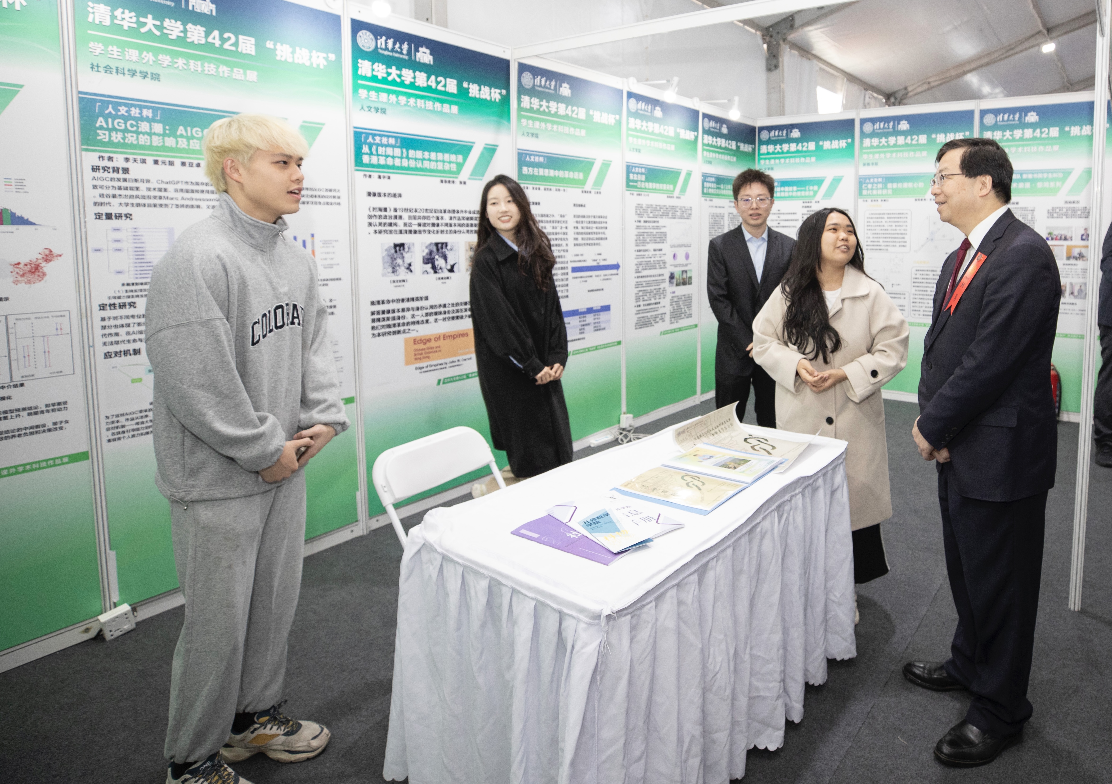 20240430-开云线上(中国)网页版第42届“挑战杯”学生课外学术科技作品竞赛颁奖仪式-邱勇参观作品展览-团委.jpg