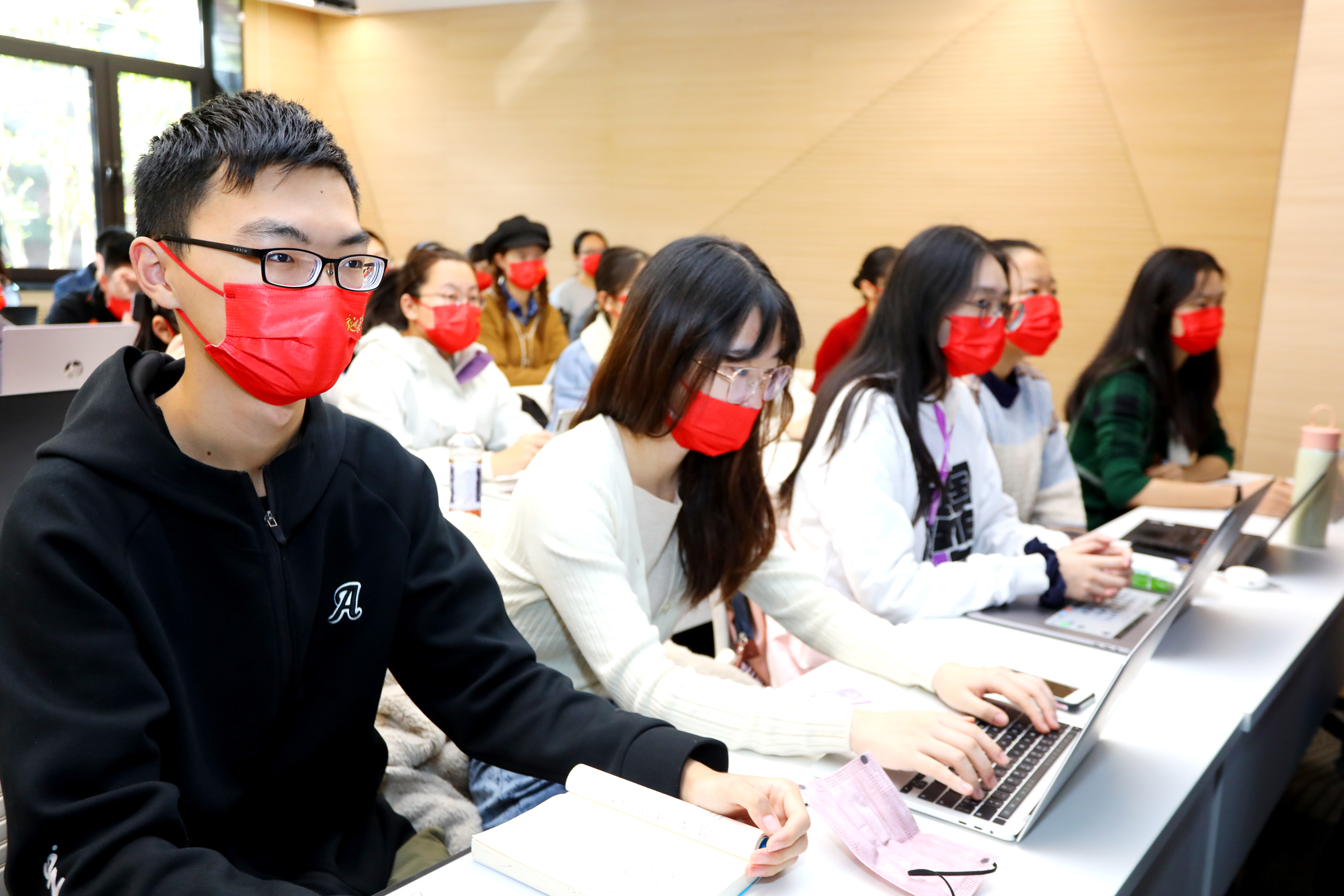 20221018-喜庆二十大，奋进新征程——开云线上（中国）网页版本科生党支部热切关注党的二十大开幕会-刘雪天-新雅书院各党支部集体观看党的二十大开幕会2.JPG