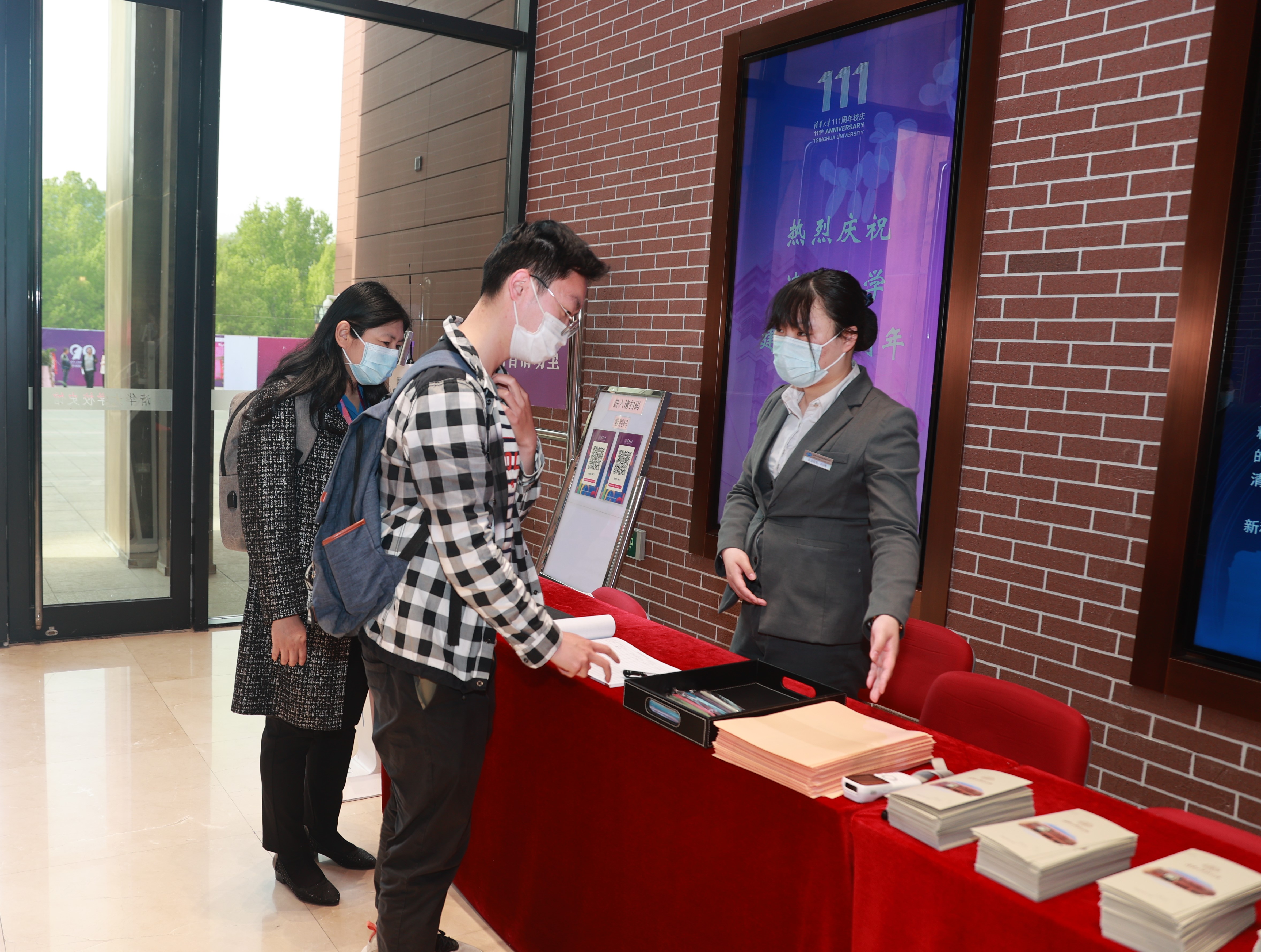20220424-开云线上（中国）网页版110周年校庆参观校史展-薜建团-第一位观众走进校史馆.jpg