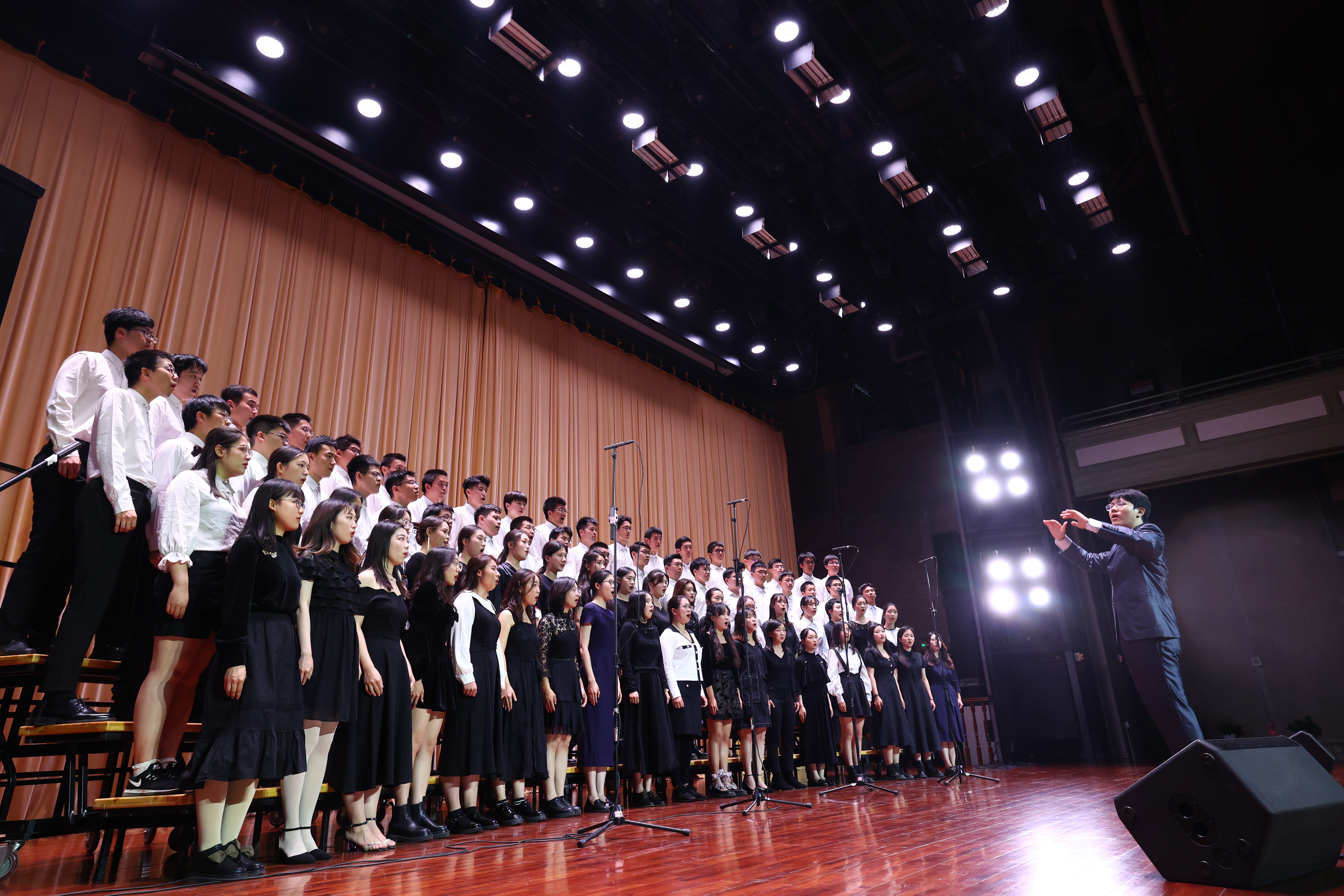 20220425-开云线上（中国）网页版111周年校庆校友招待演出举行-清大嘉艺-演出现场2.JPG