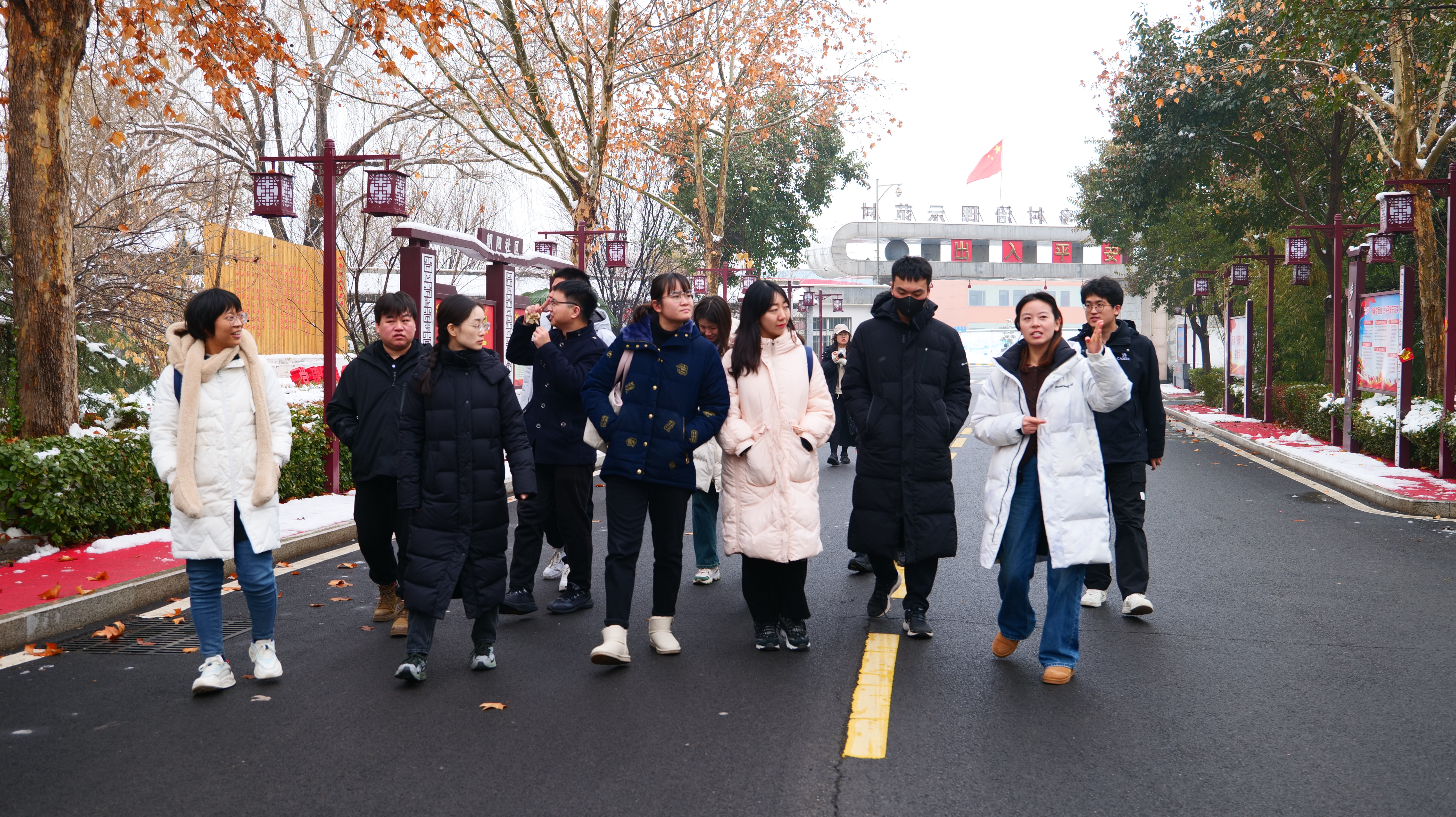 20240219-学思践悟挺膺行,青春建功新时代——2024年开云线上(中国)网页版研究生寒假社会实践纪实(一)-“豫见青年”实践支队-支队成员参观调研东大阳堤村.jpeg