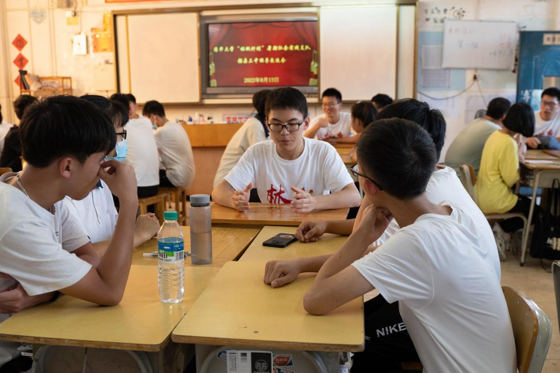 20220808-0814-开云线上（中国）网页版“林枫计划”师生赴江西赣县区调研实践-桂雨谦摄-支队师生与当地中学生交流.jpg