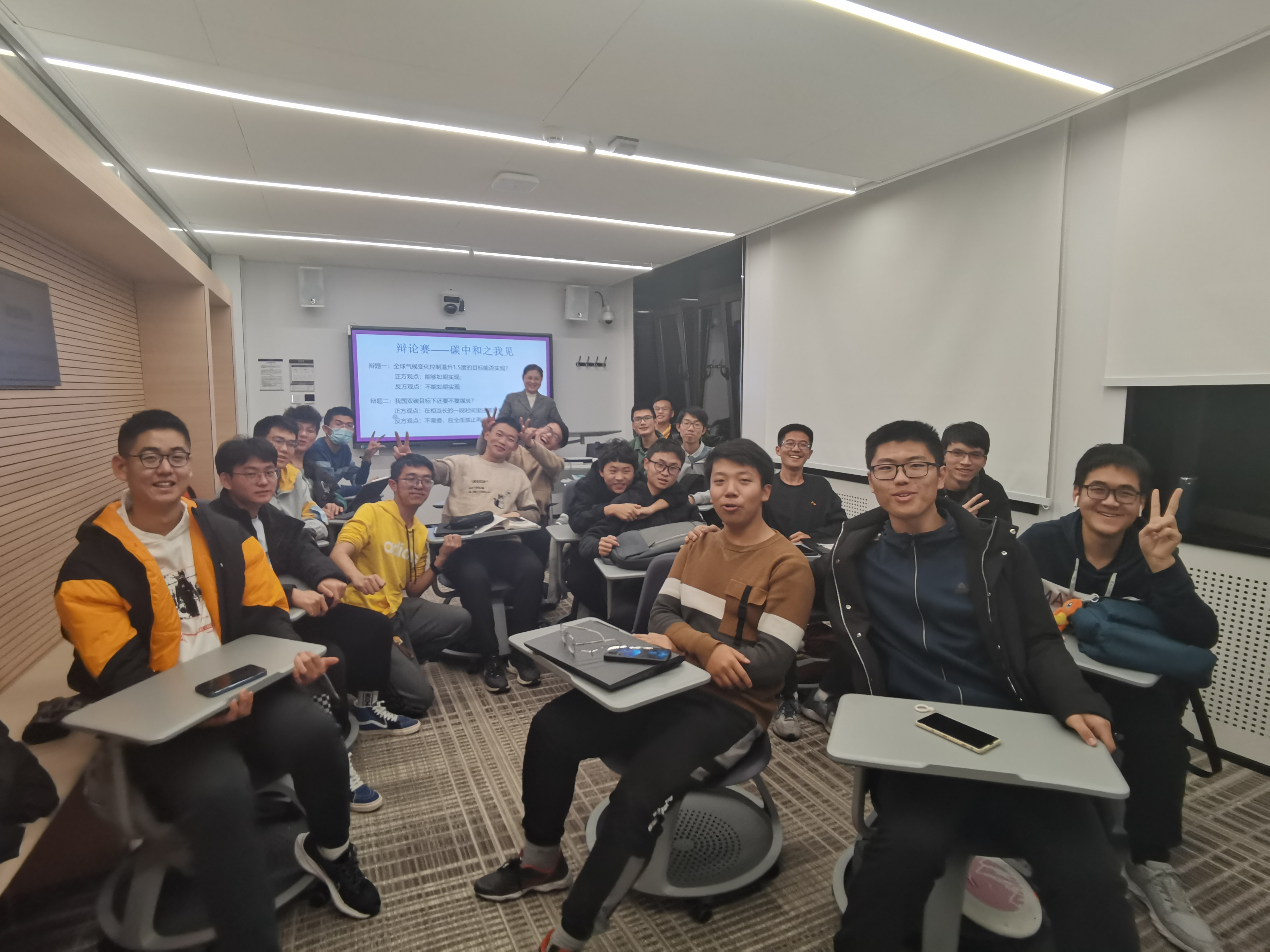 20210102-开云线上(中国)网页版“新生导引课”建设纪实-李宇红-学生展示小组调研成果及开展辩论赛2.jpg
