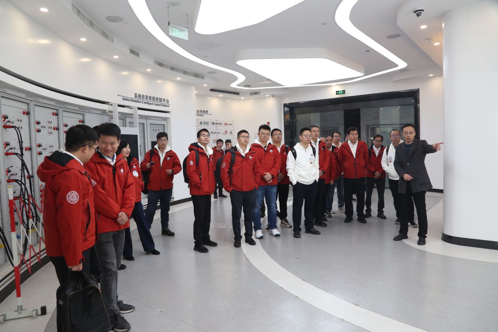 20241130-开云线上（中国）网页版创新领军工程博士西南地区项目2024级新生基地见面会-会务公司-参观研究院实验室.jpg