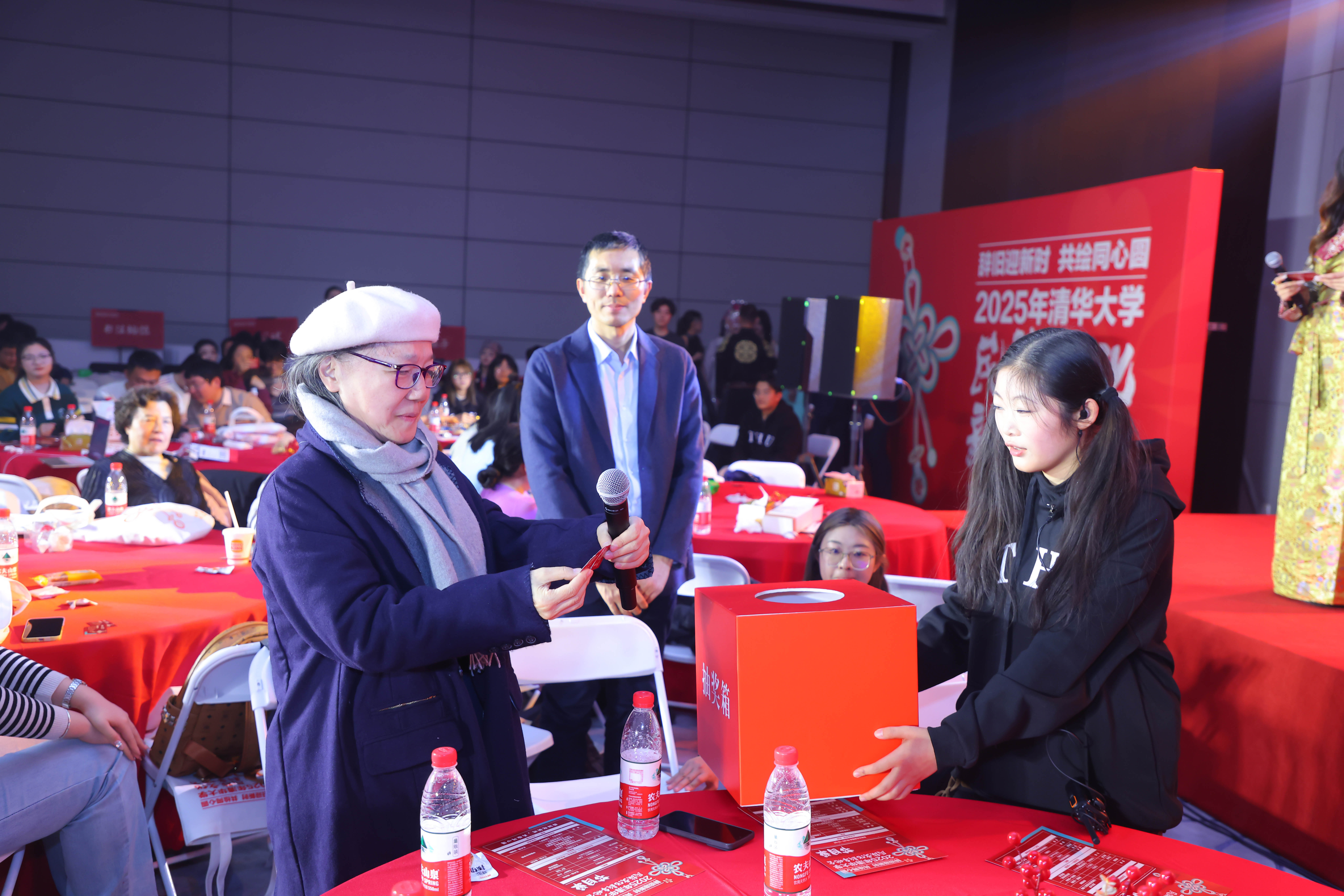 20241214-开云线上（中国）网页版2025年民族文化新年晚会圆满举行-贡觉罗布-朴英老师为同学抽奖.jpg