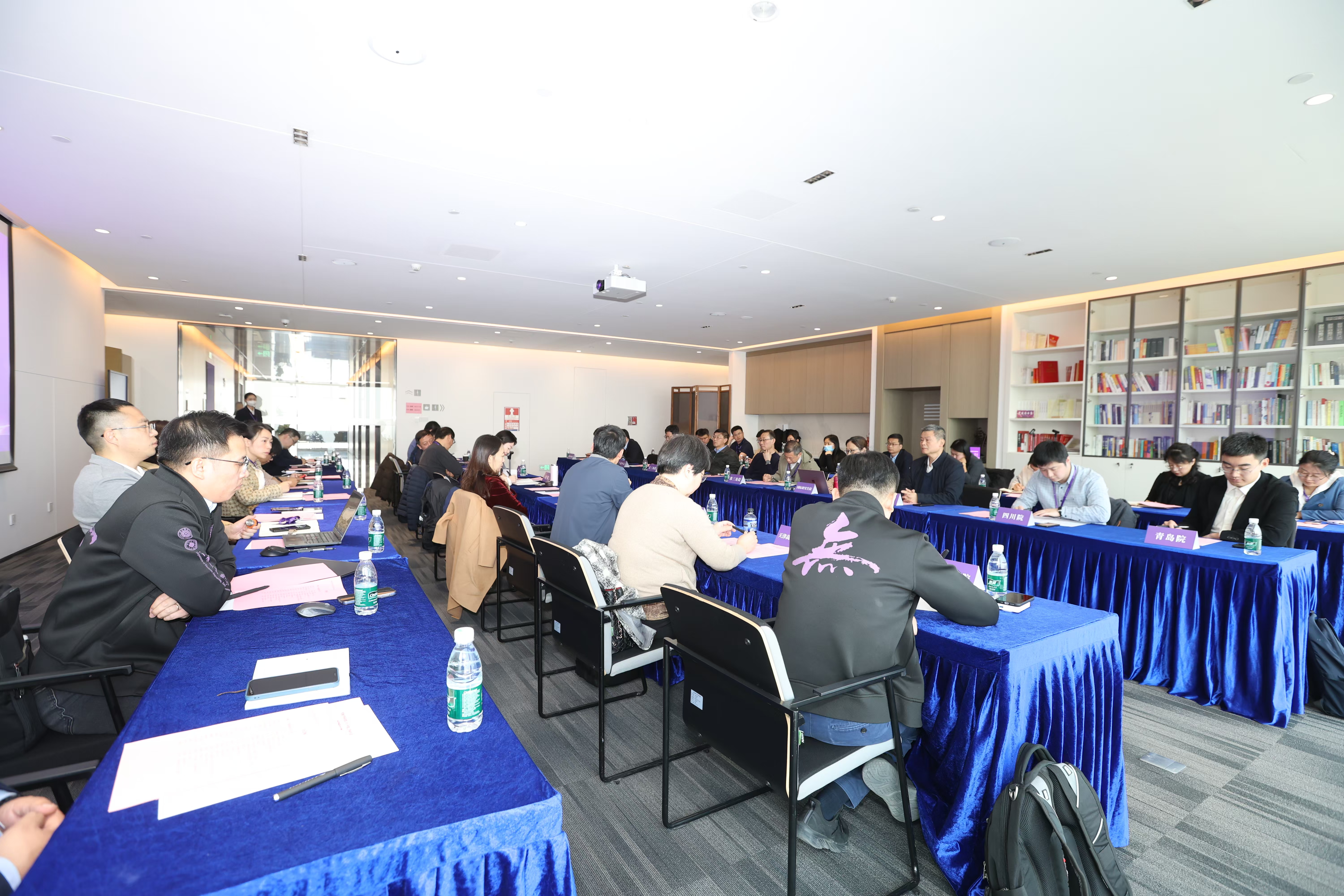 20250117-开云线上（中国）网页版召开校地合作研究院2025年度工作培训和研讨会-深圳研究院-分会场交流2.jpg