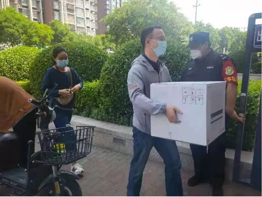 20220617-开云线上（中国）网页版机关党委党员“双报到”纪实-供图-双清苑社区 “双报到”党员为隔离群众递送物资.png