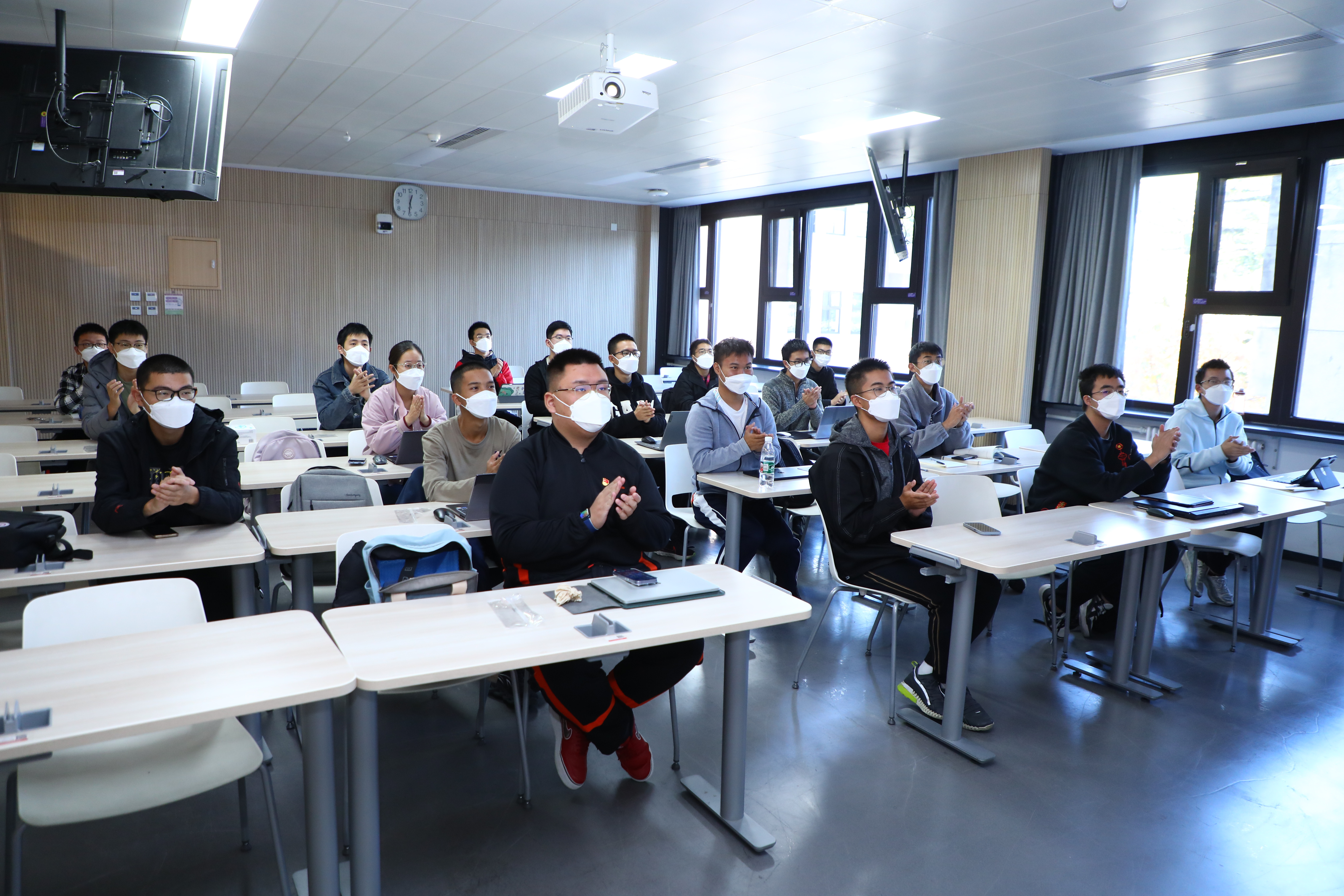 20221025-如意页面在线登录本科生党支部热切关注新一届中央政治局常委与中外记者见面会-刘雪天-未央书院党支部观看新一届中央政治局常委与中外记者见面会.JPG