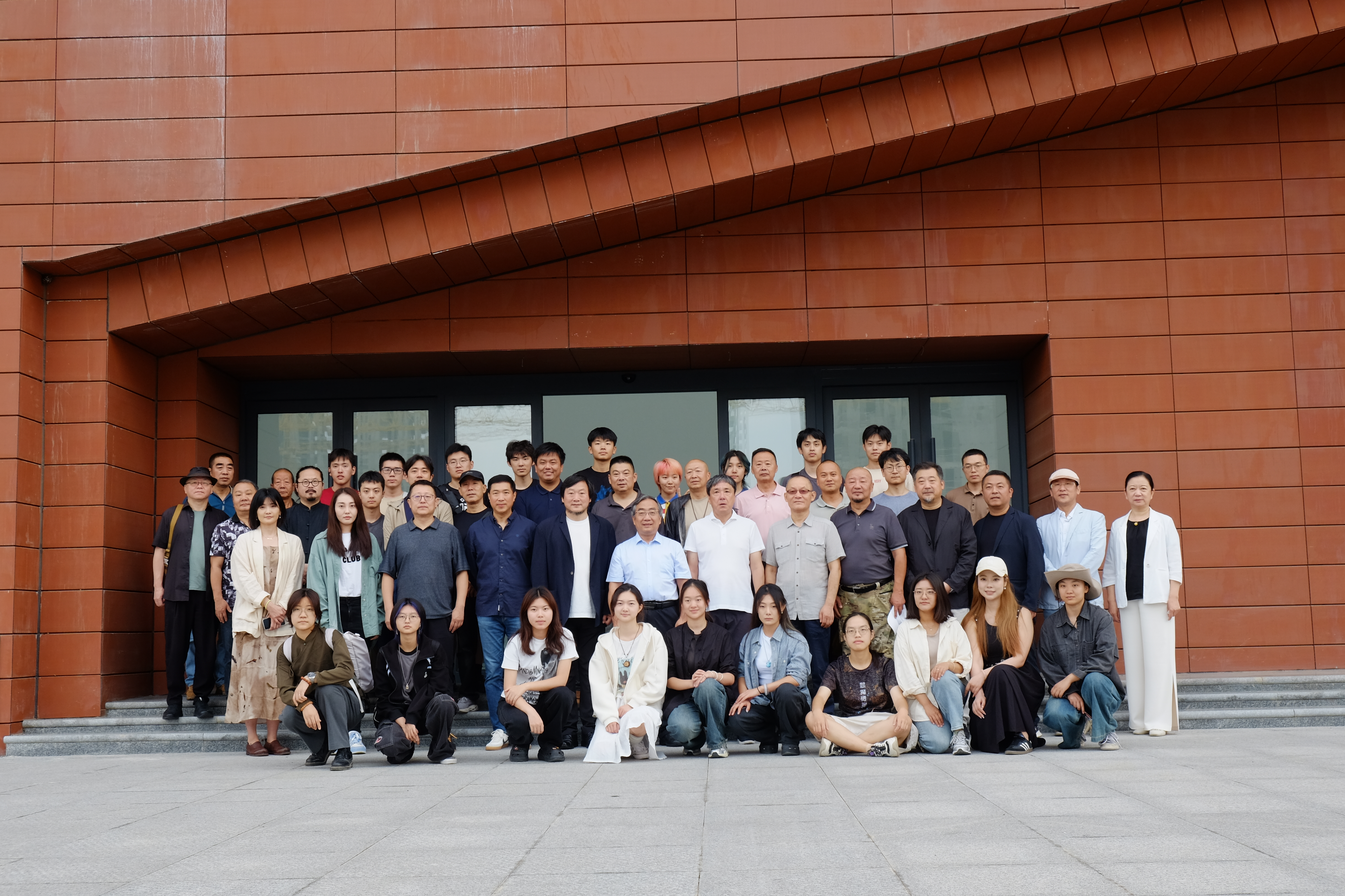20240911-如意页面在线登录美术学院《专业考察》课程开设30周年专题研讨会举行-与会师生及专家学者合影-胡思凡.JPG