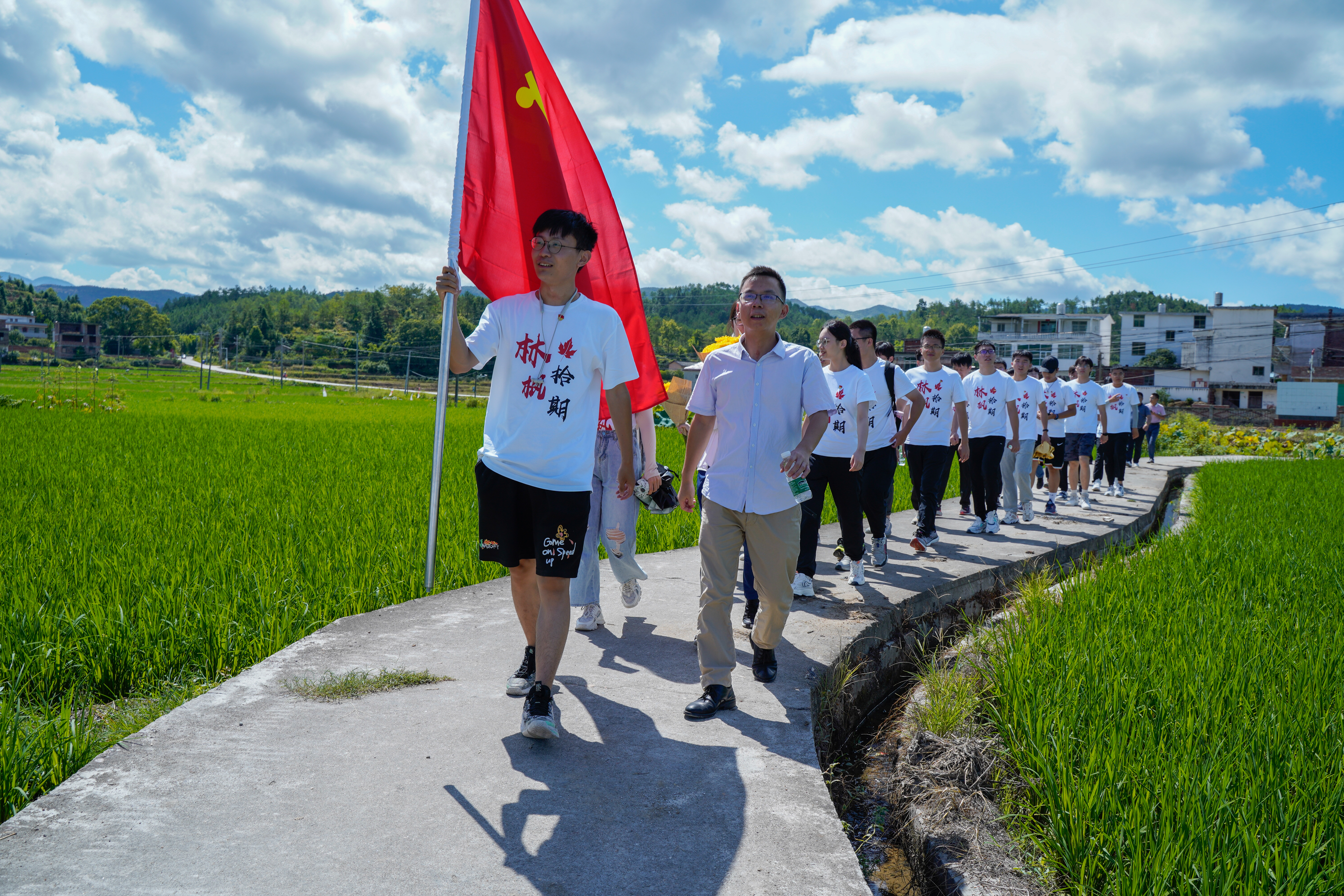 20220808-0814-开云线上（中国）网页版“林枫计划”师生赴江西赣县区调研实践-桂雨谦摄-支队师生前往大埠农民武装暴动纪念碑.jpg
