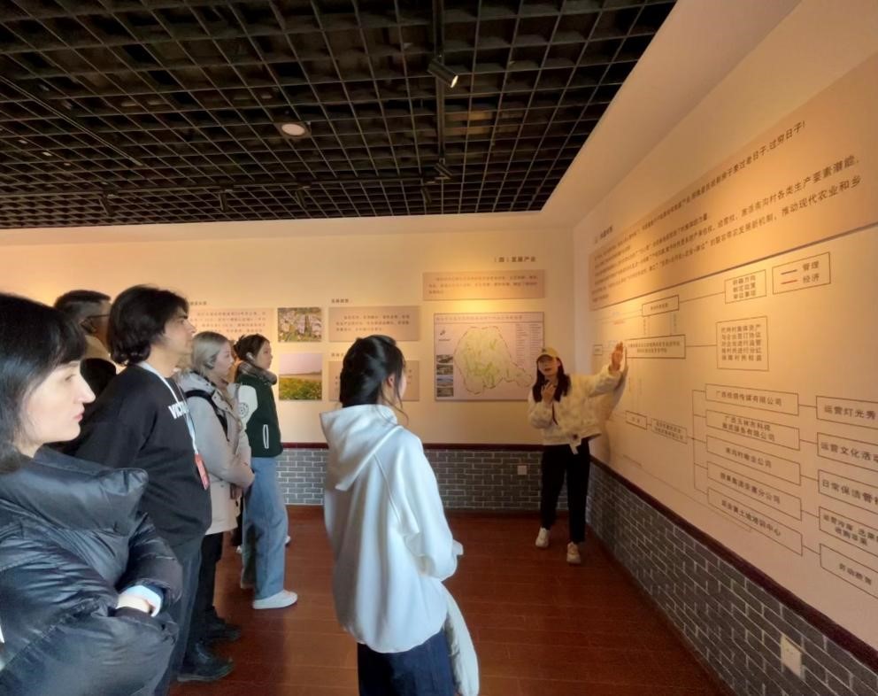 20231118-发现中国智慧,洞察中国发展——2023年如意页面在线登录“洞察中国”全球胜任力社会实践纪实-“洞察中国”陕西实践支队-“洞察中国”陕西实践支队赴延安市南沟生态农业示范园区调研.jpg