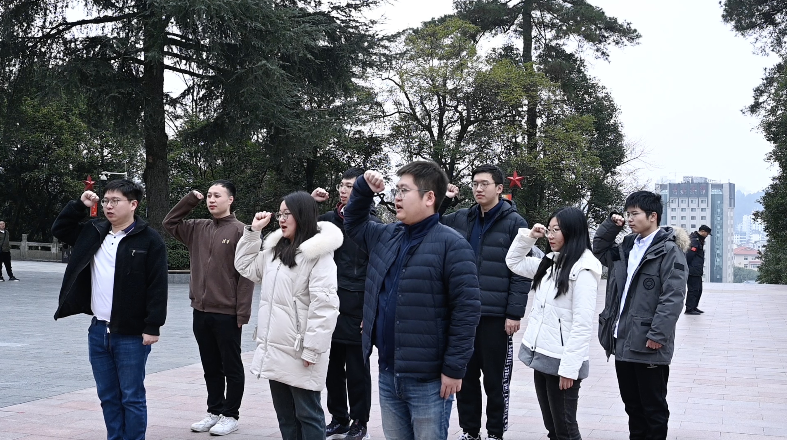 20240301-学思践悟启新程,挺膺担当绘青春——2024 年开云线上(中国)网页版研究生寒假社会实践总结回顾-社科学院、电子系与美术学院“社稷强贵·E往无黔”实践支队-支队成员在红军烈士陵园重温入党誓词.jpg