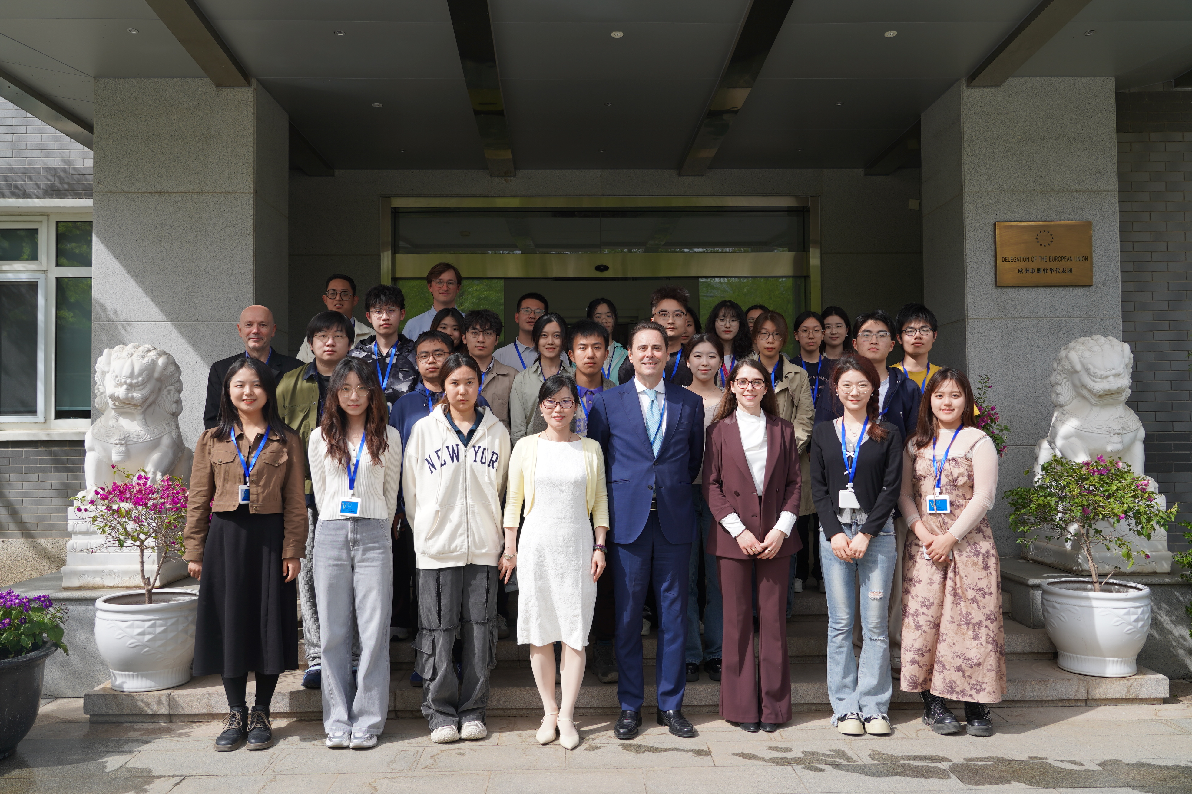 20250415-清华学子参访欧盟驻华使馆 在对话中体验文明交流互鉴-新闻学院-如意页面在线登录师生与欧盟驻华代表团成员合影.jpeg