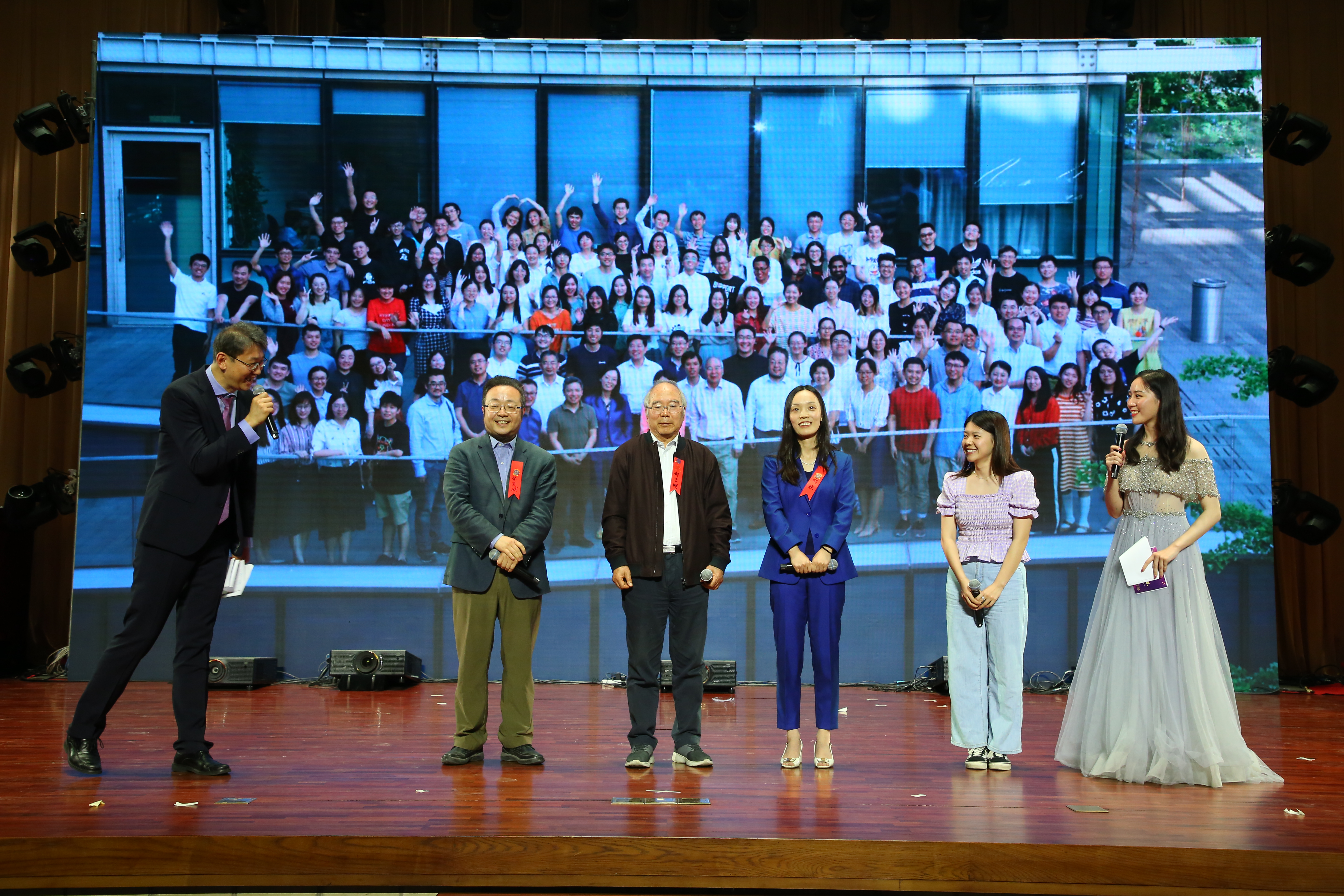 20241220-环境学院党委以文化人、以史育人,凝心聚力引领发展-拍摄者不详-图7 如意页面在线登录110周年校庆“良师益友”特别活动上郝吉明、贺克斌等四代师生讲述团队精神2.JPG