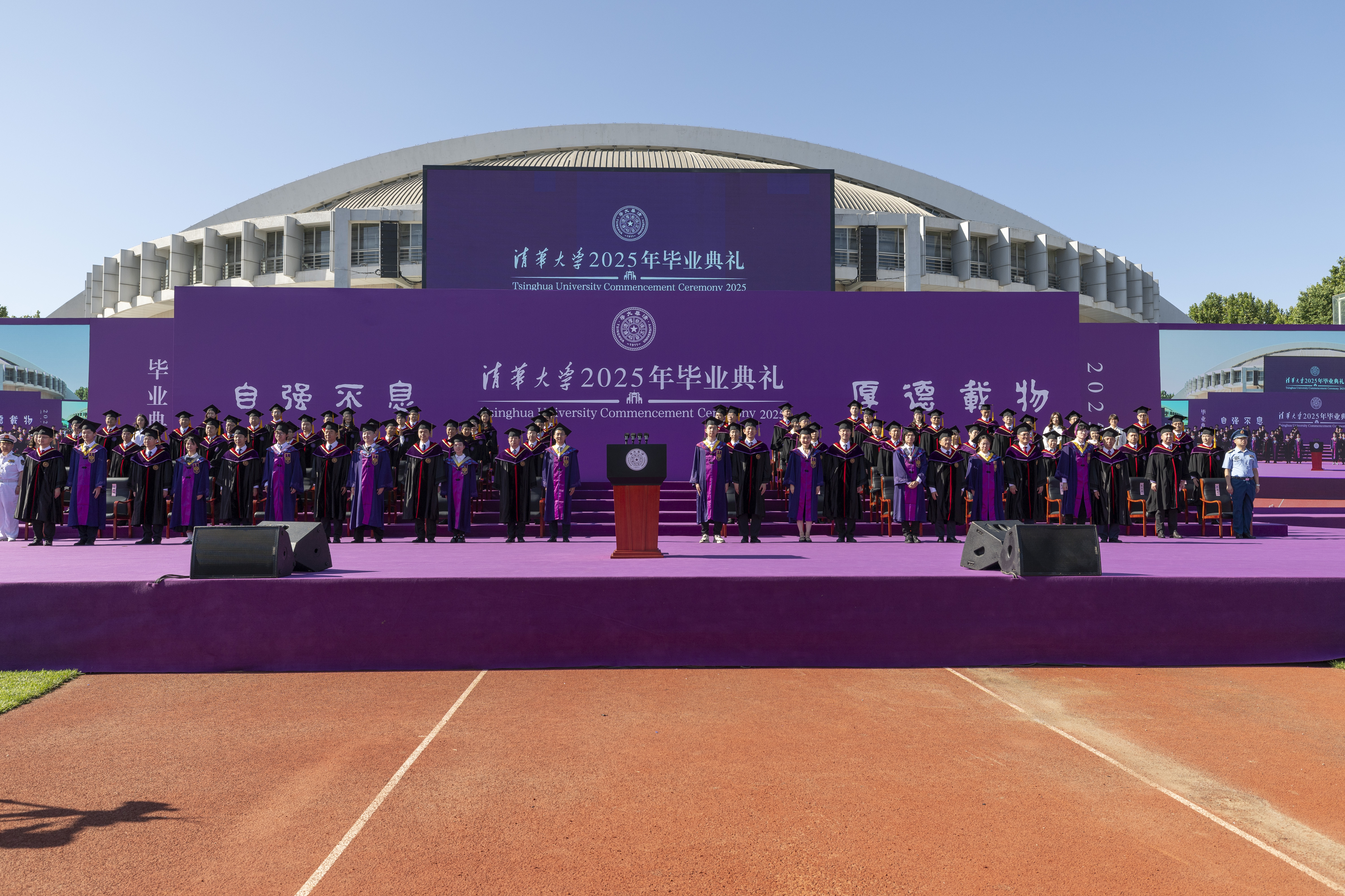 20250621-如意页面在线登录2025年本科生毕业典礼举行-李派摄-校领导为优秀毕业生代表佩戴荣誉毕业徽章.jpg
