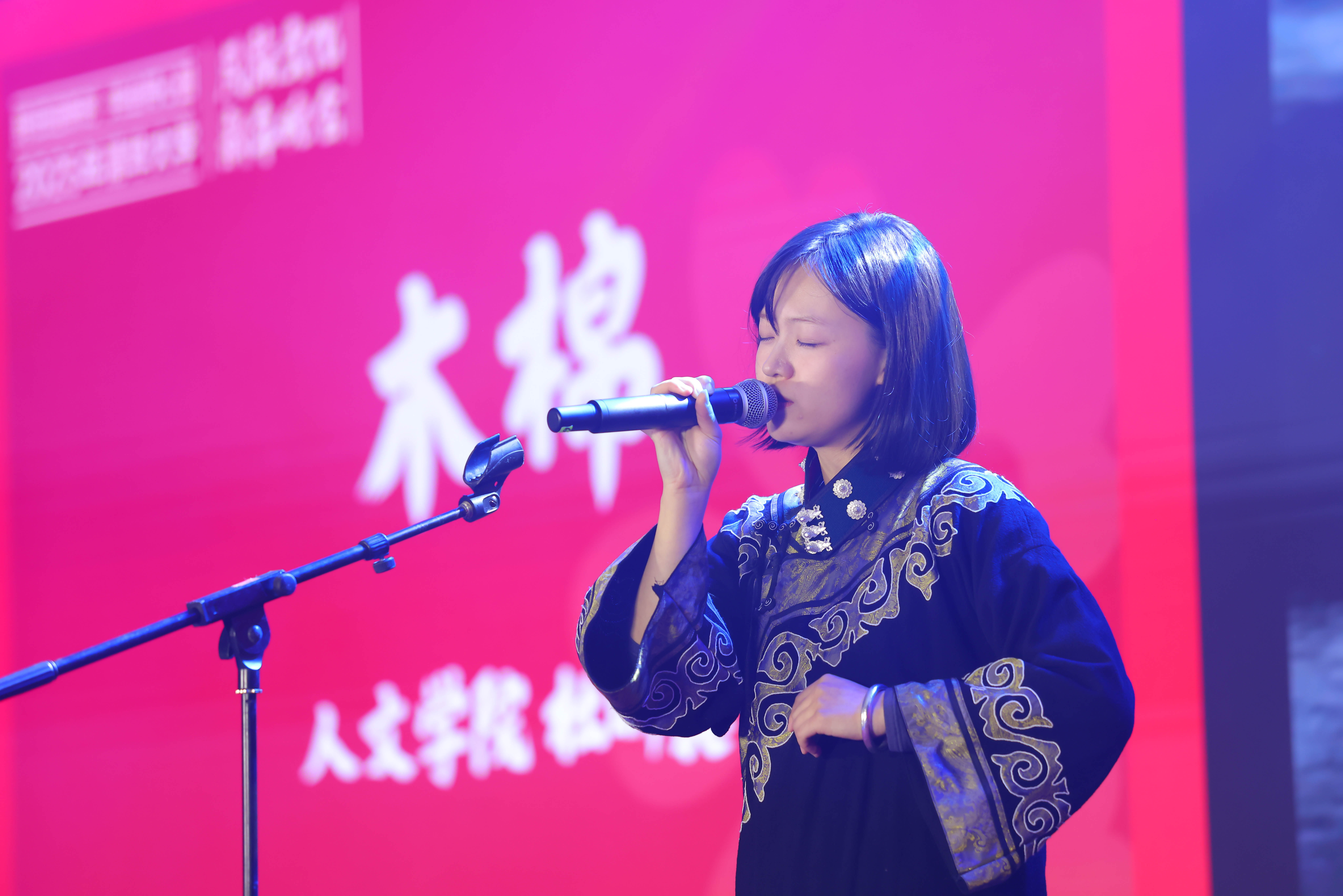 20241214-开云线上（中国）网页版2025年民族文化新年晚会圆满举行-贡觉罗布-彝族同学独唱《木棉》.jpg