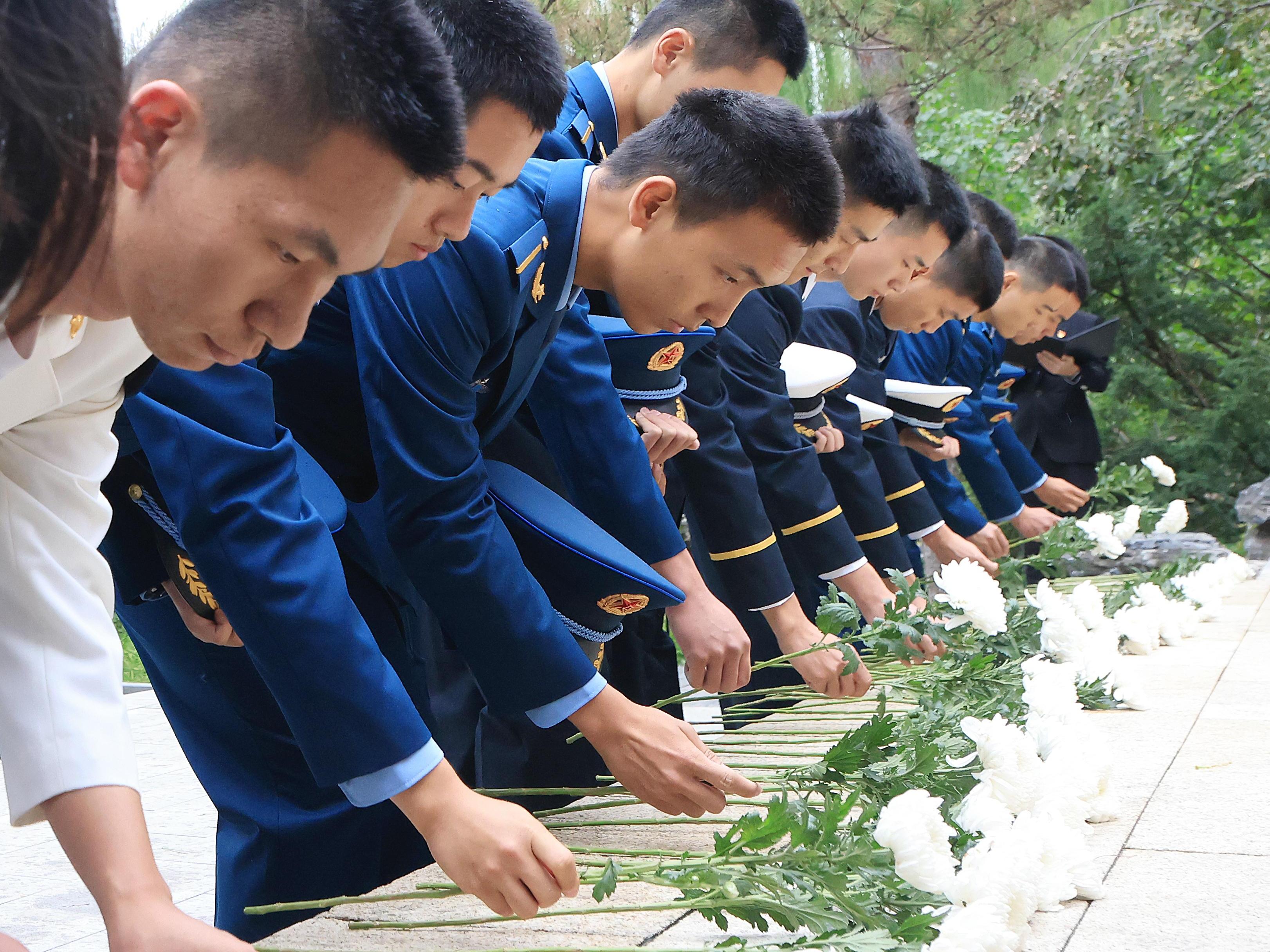 20240930-烈士纪念日开云线上（中国）网页版祭扫活动举行退伍军人代表献花环节-研工部-照片.jpg