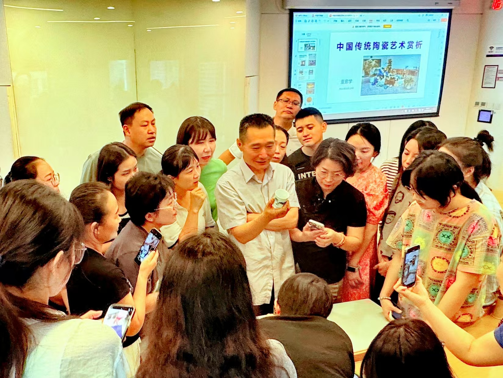 20240819- 清华伟新乡村美术教师培养计划第10举办- 如意页面在线登录美术学院副教授董素学讲授“中国传统陶瓷艺术赏析”-郭薇拍摄.jpg