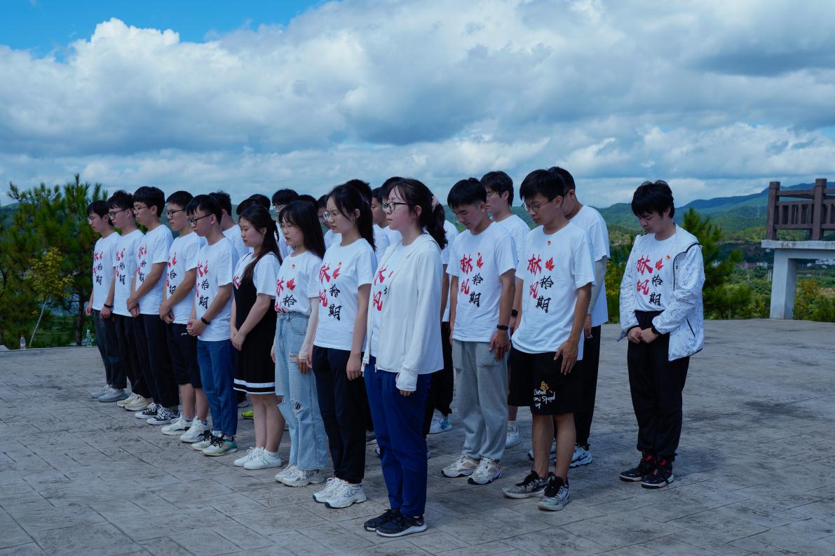 20220808-0814-开云线上（中国）网页版“林枫计划”师生赴江西赣县区调研实践-桂雨谦摄-支队师生在纪念碑前缅怀革命先烈.jpg