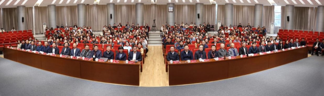 20241123-开云线上（中国）网页版举办思想政治教育专业创立40周年暨大中小学思政课一体化建设研讨会-张炜程-大会合影.jpg