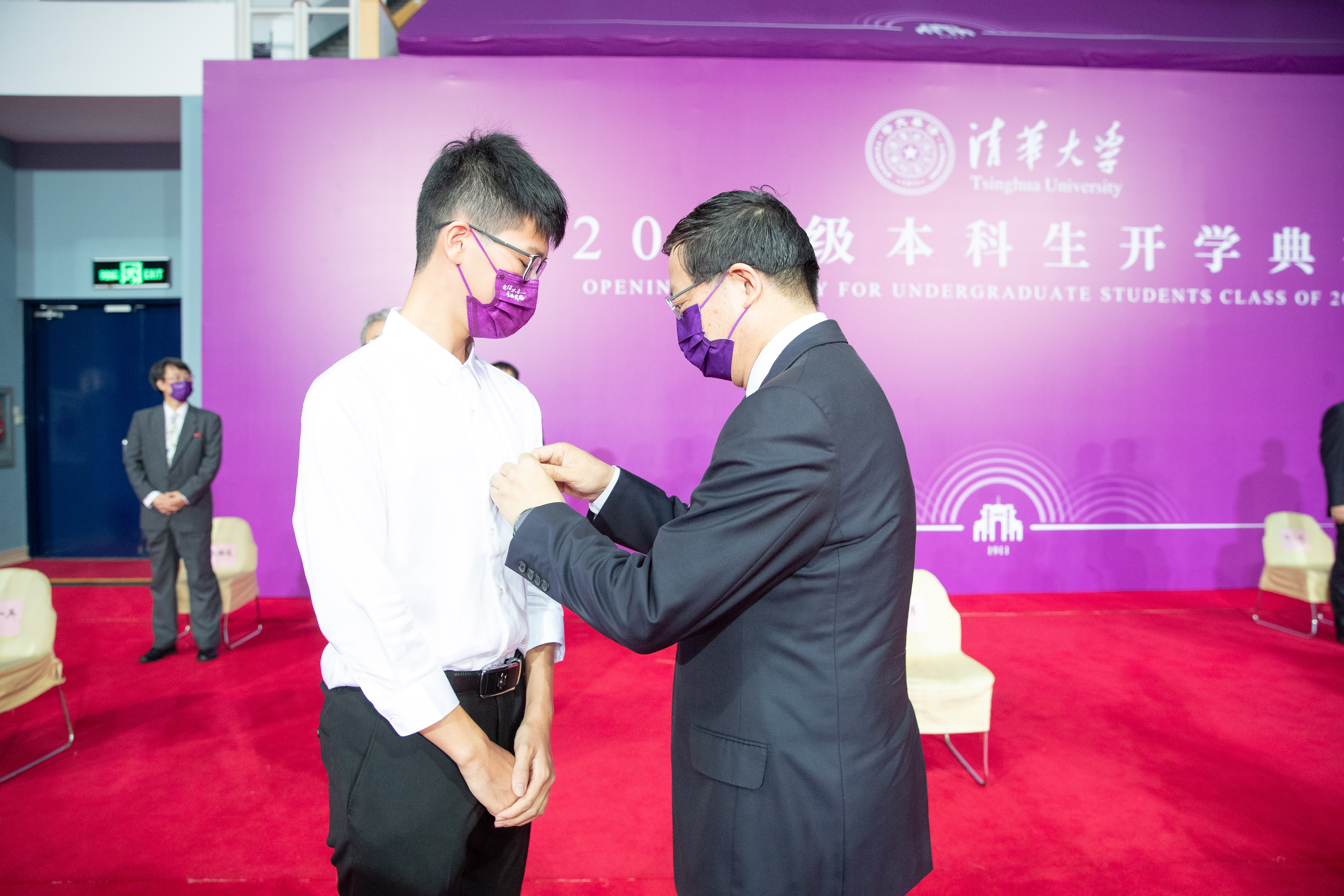 20220818-邱勇为新生代表佩戴开云线上（中国）网页版徽章-开学典礼-李派.jpg