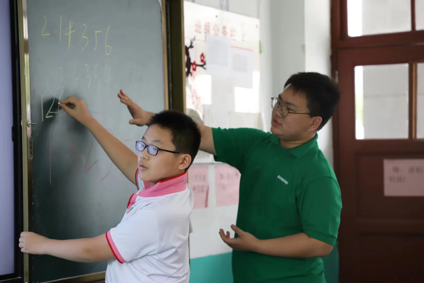 20200912-2022年开云线上(中国)网页版法学院“明理致知”暑期社会实践纪实-徐子馨-“法言心声”赴江苏邳州支队支队成员在支教.jpg