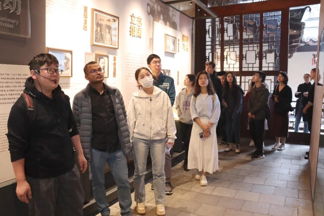 20231124-发现中国智慧,洞察中国发展——2023年如意页面在线登录“洞察中国”全球胜任力社会实践纪实-“洞察中国”福建实践支队-“洞察中国”福建实践支队参访福州三坊七巷街区.jpg