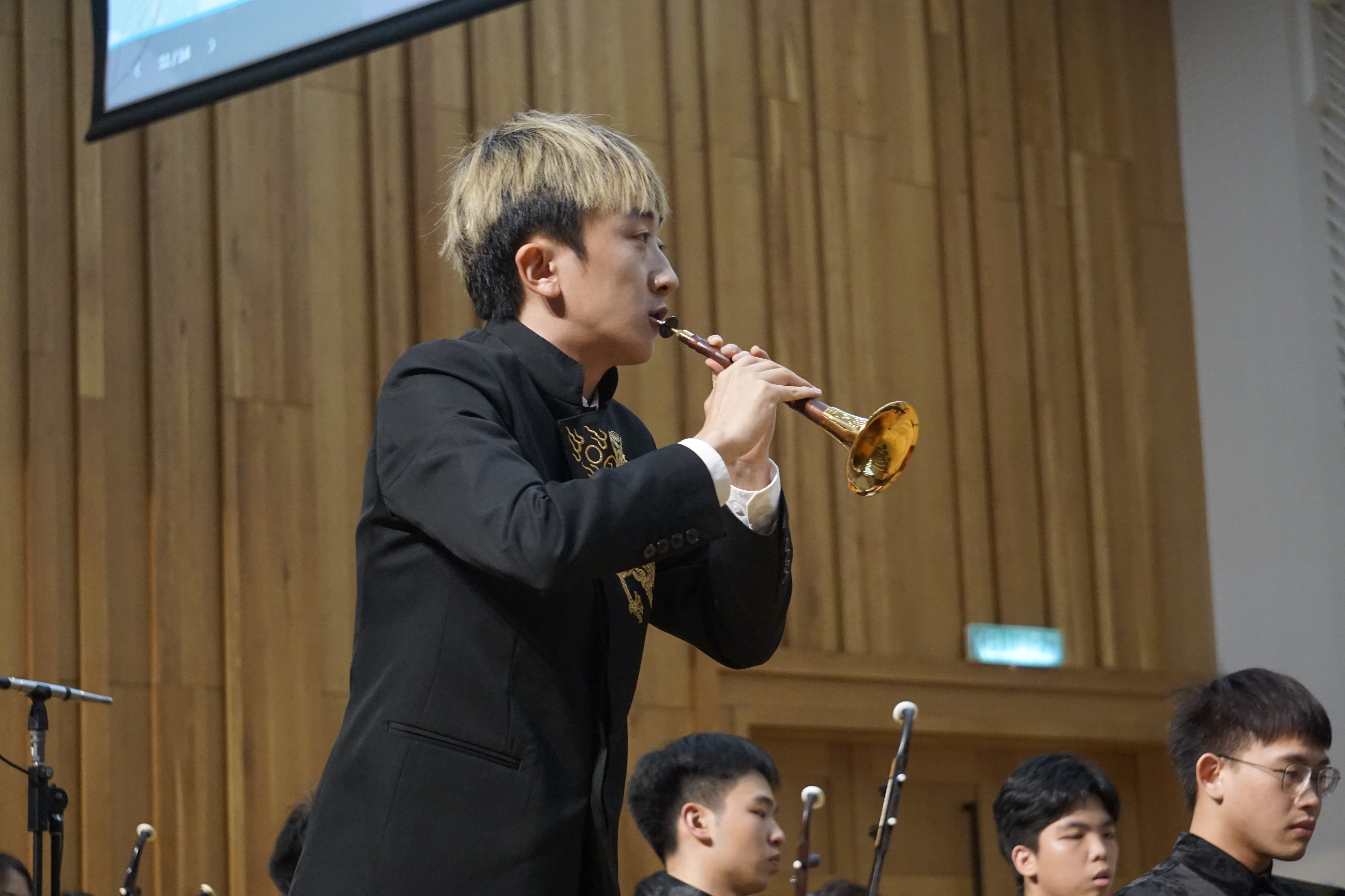 20250215-开云线上(中国)网页版学生艺术团民乐队队员杜弘毅演出协奏《百鸟朝凤》-民乐队参加首届马中青年华乐交流营-厦门大学马校供图.jpg