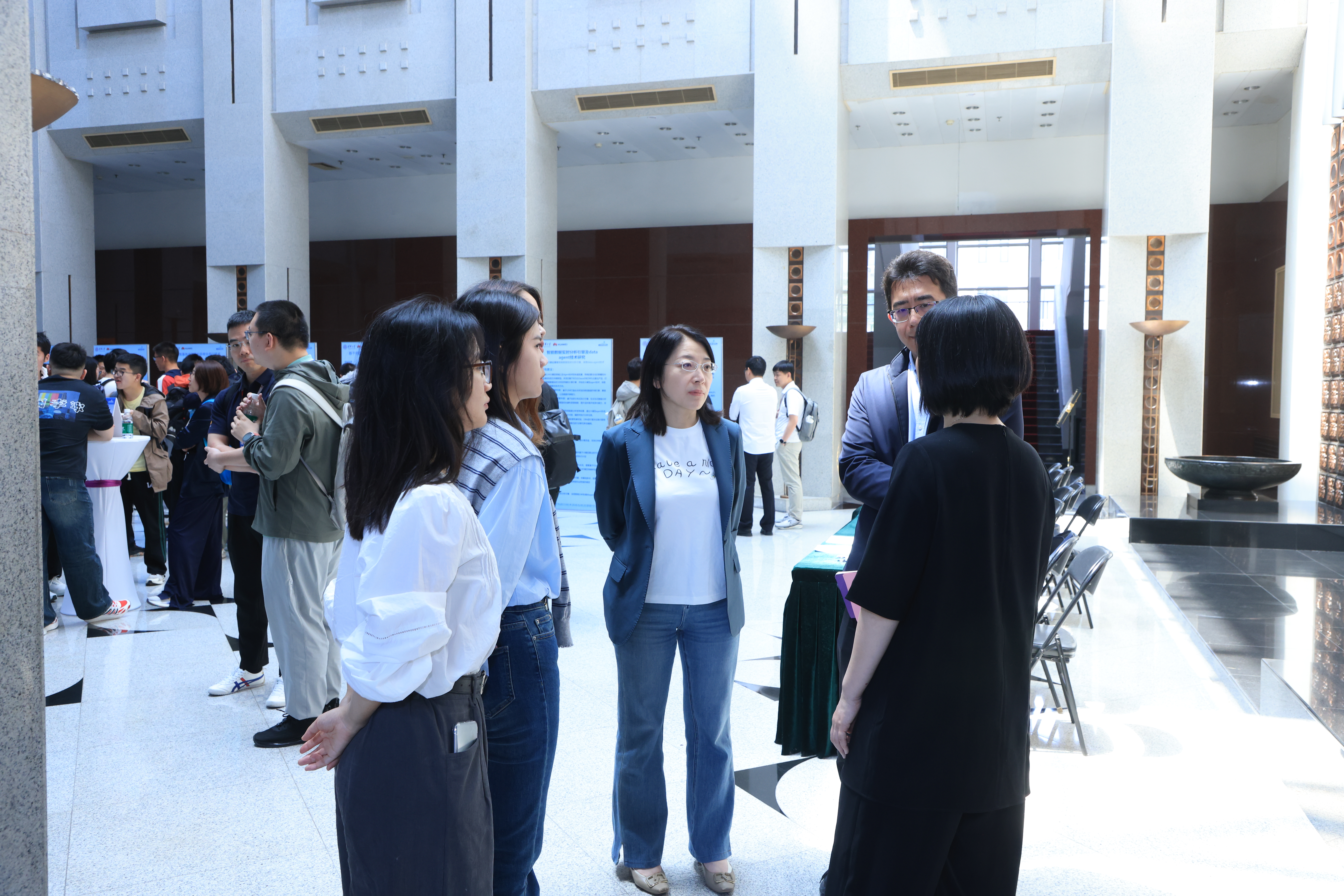 20250519-如意页面在线登录与华为携手挑战未来课题,共探拔尖人才培养-书院管理中心-海报交流现场4.JPG