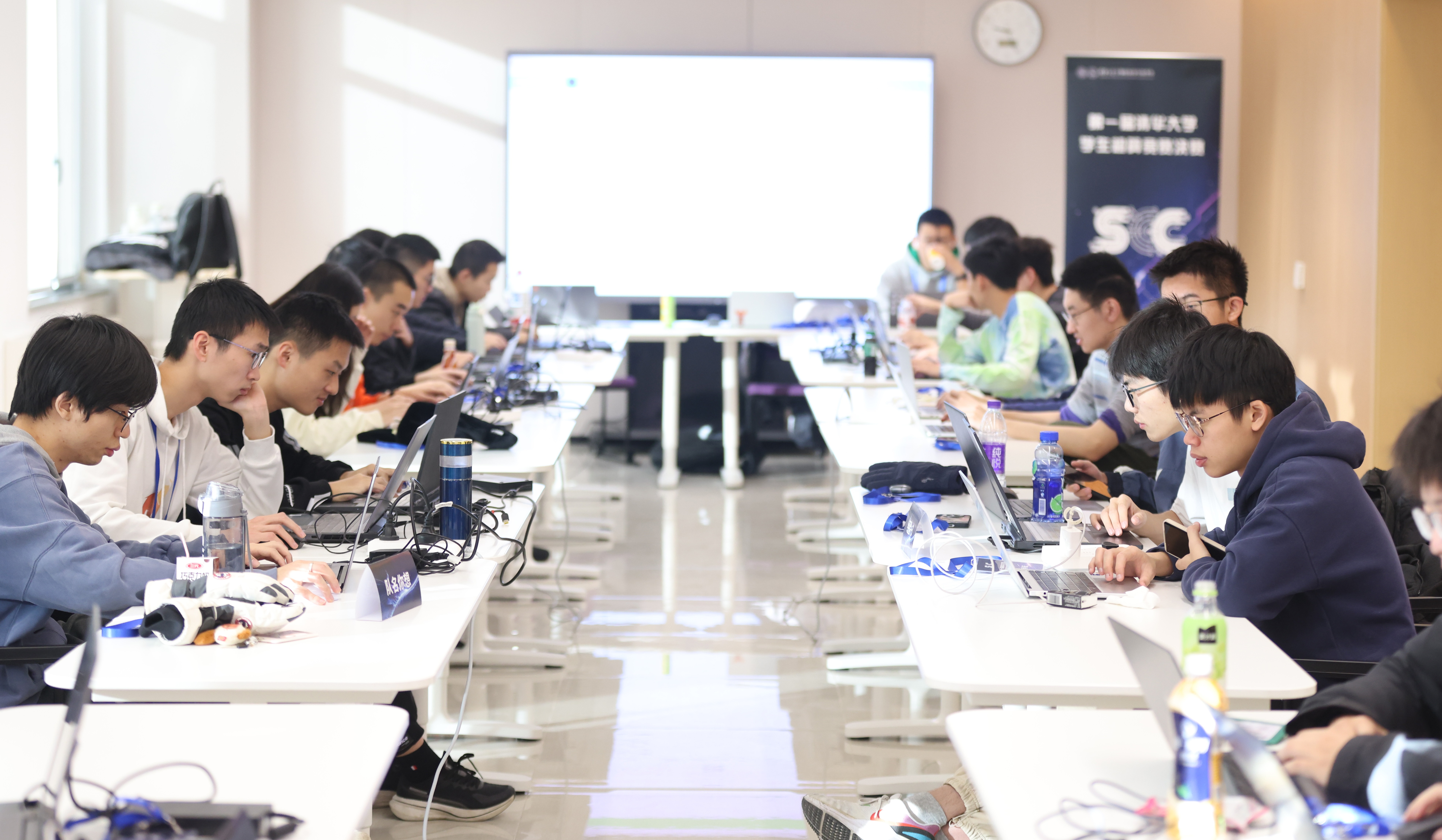 20241224-第一届开云线上（中国）网页版学生超算竞赛举行-学生-比赛现场.jpg