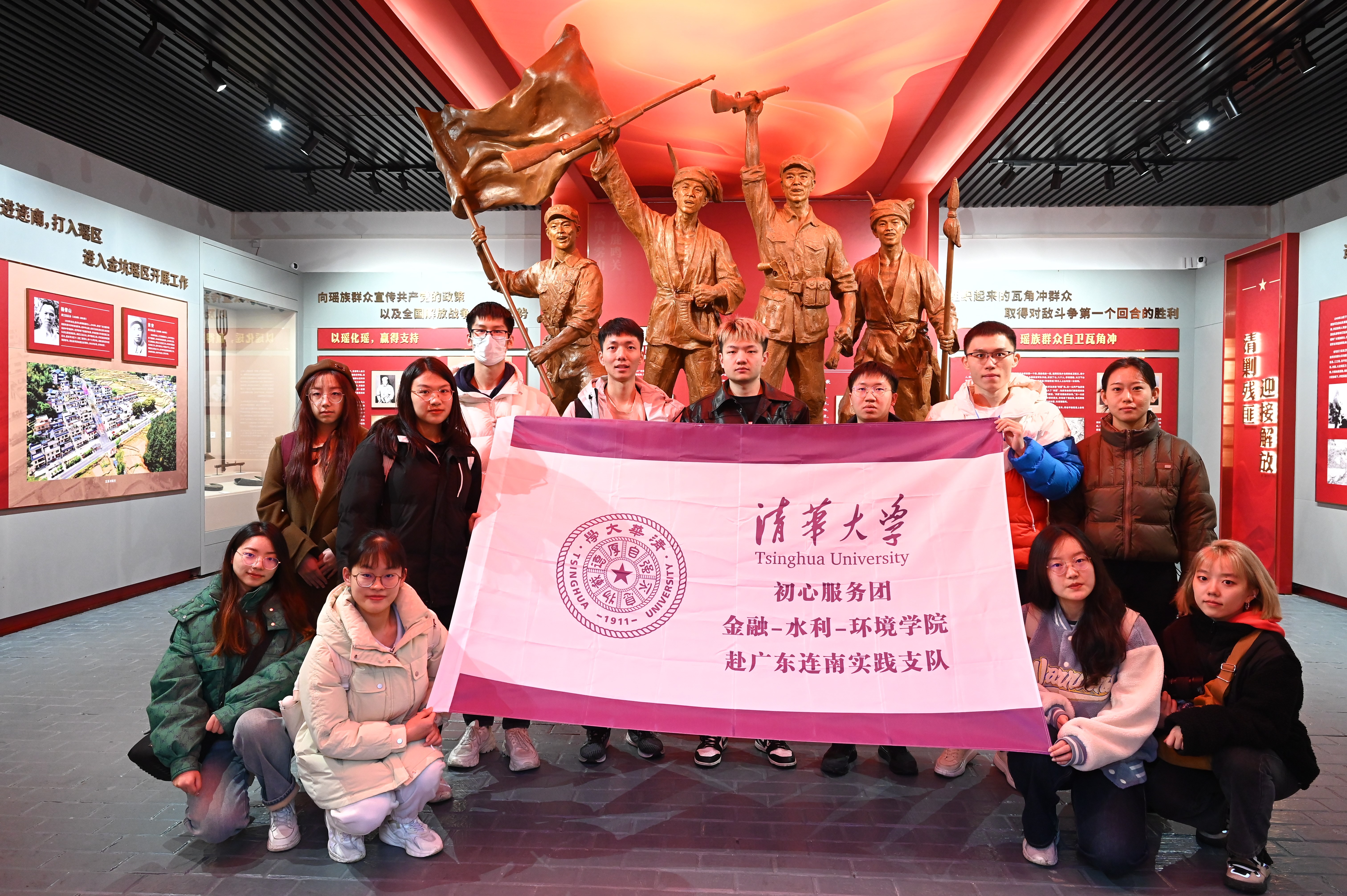 20240301-学思践悟启新程,挺膺担当绘青春——2024 年开云线上(中国)网页版研究生寒假社会实践总结回顾-“初心服务团”联合金融学院-水利系-环境学院赴广东连南实践支队-支队成员在红军烈士陵园重温入党誓词.jpg