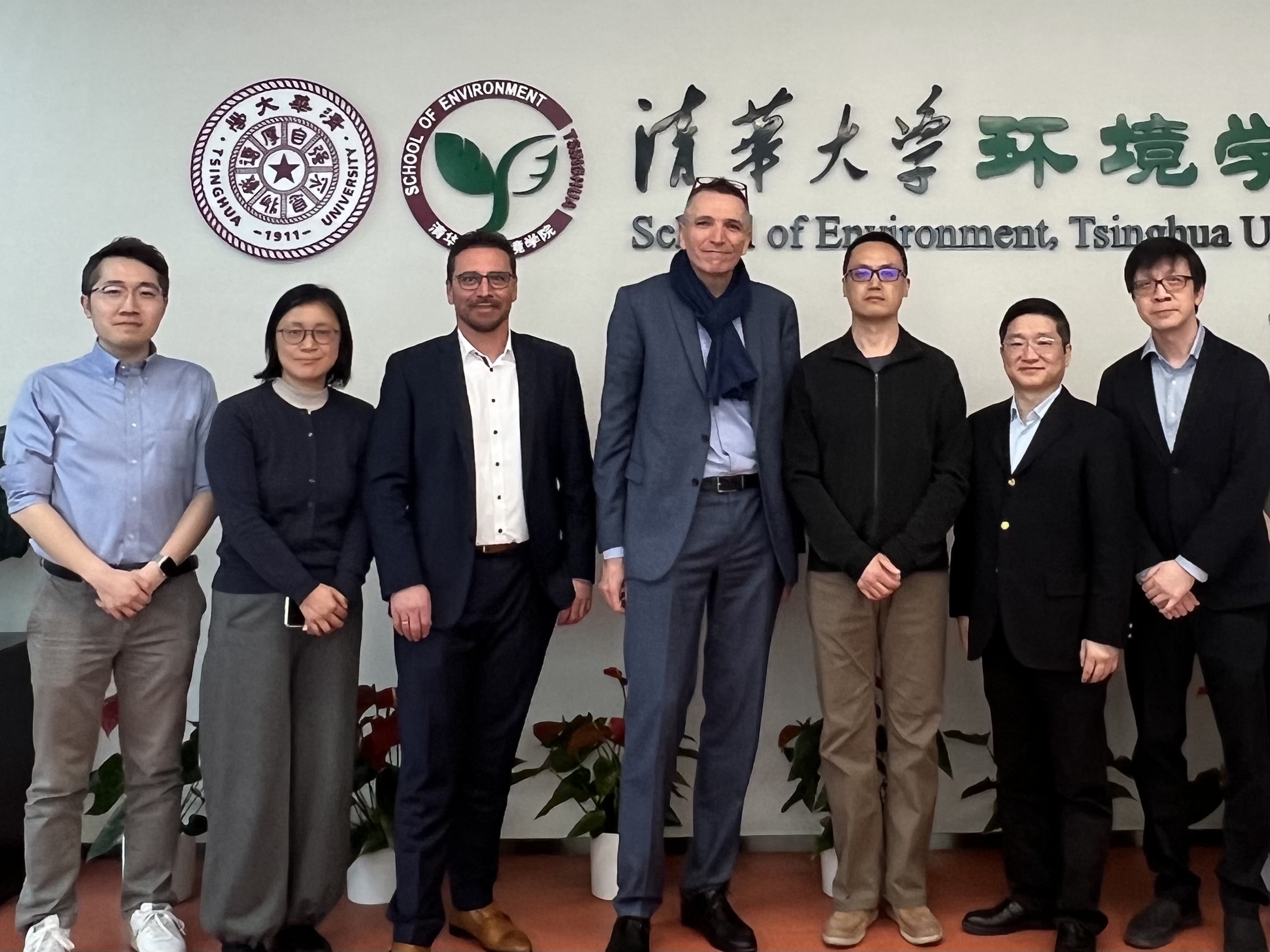 20250313-施耐德电气代表团访问如意页面在线登录 探讨能源转型与绿色创新合作-环境学院-施耐德电气代表团与环境学院参加交流人员合影.jpg